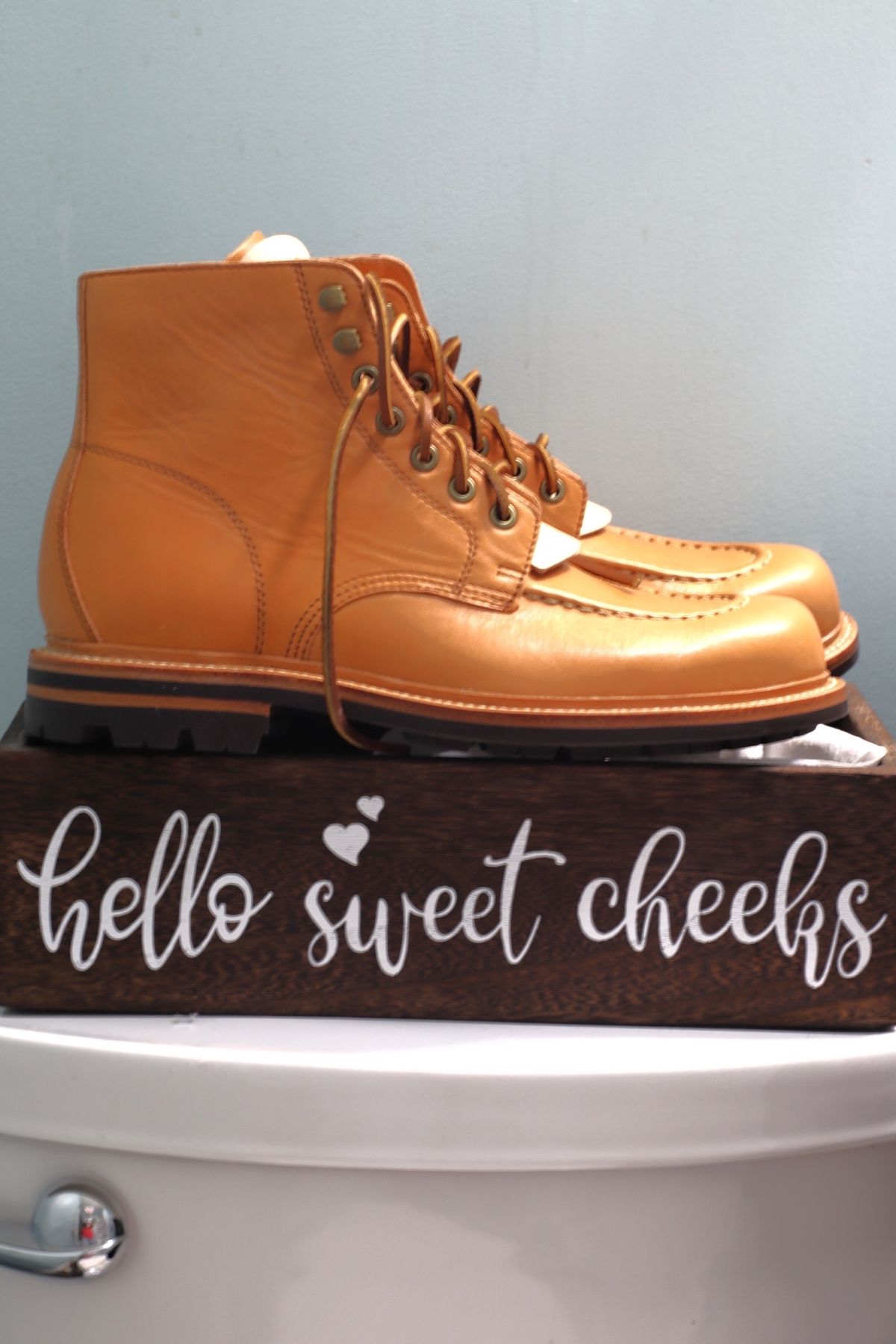 Photo by BenCh0074 on October 1, 2022 of the Grant Stone Brass Boot in Horween Natural Essex.