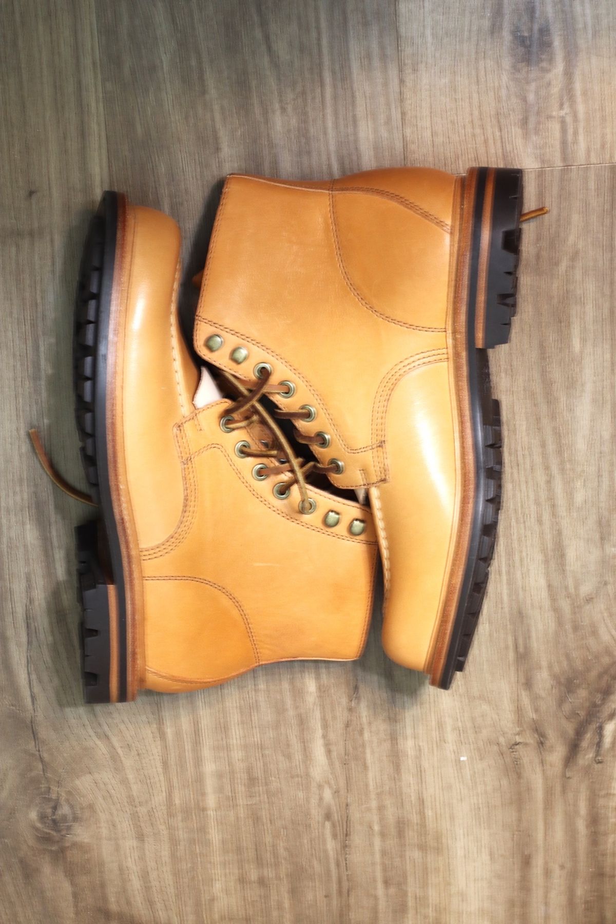 Photo by BenCh0074 on October 1, 2022 of the Grant Stone Brass Boot in Horween Natural Essex.