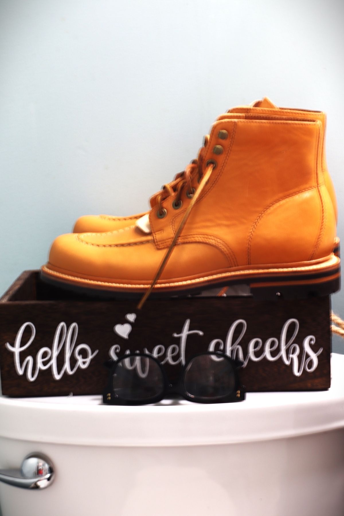 Photo by BenCh0074 on October 1, 2022 of the Grant Stone Brass Boot in Horween Natural Essex.