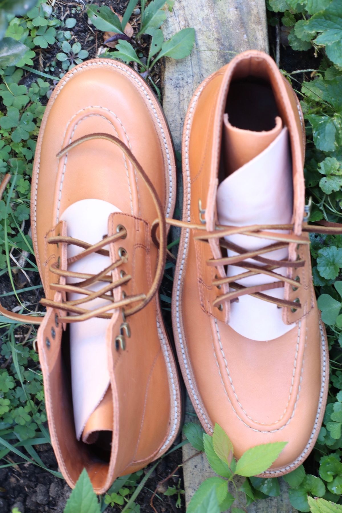 Photo by BenCh0074 on October 1, 2022 of the Grant Stone Brass Boot in Horween Natural Essex.