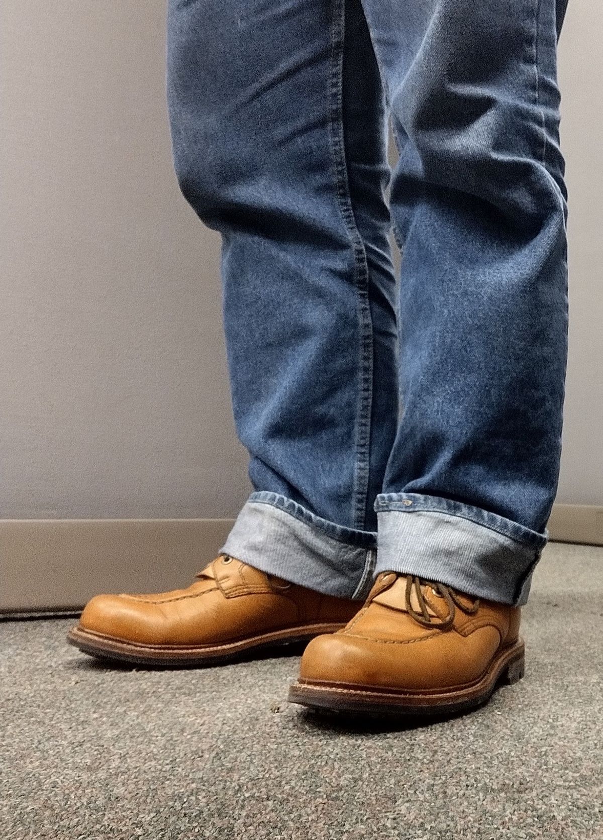 Photo by BenCh0074 on November 1, 2022 of the Grant Stone Brass Boot in Horween Natural Essex.
