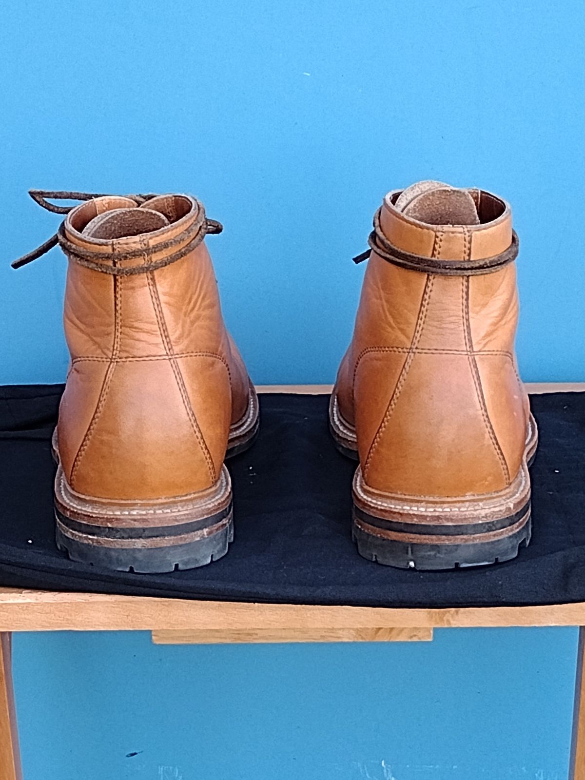Photo by BenCh0074 on November 1, 2022 of the Grant Stone Brass Boot in Horween Natural Essex.