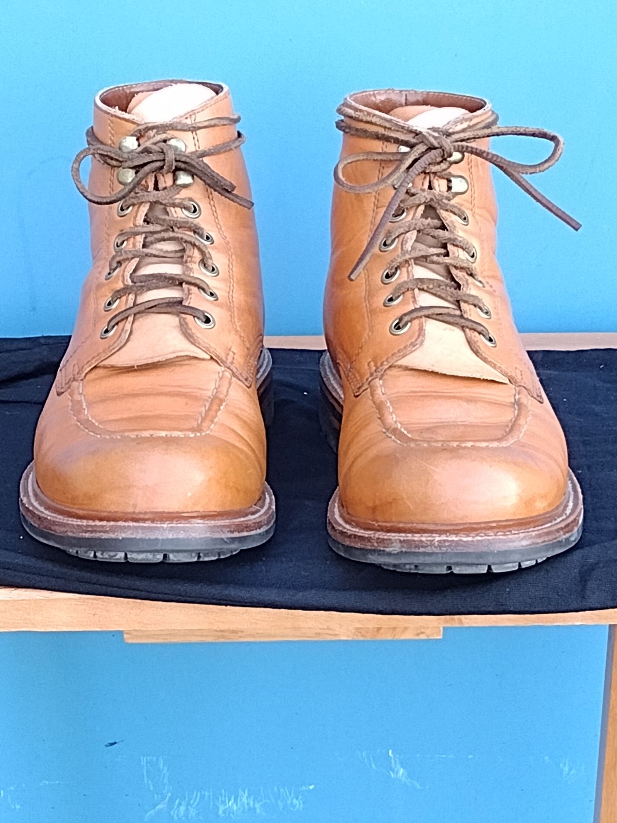 Photo by BenCh0074 on November 1, 2022 of the Grant Stone Brass Boot in Horween Natural Essex.