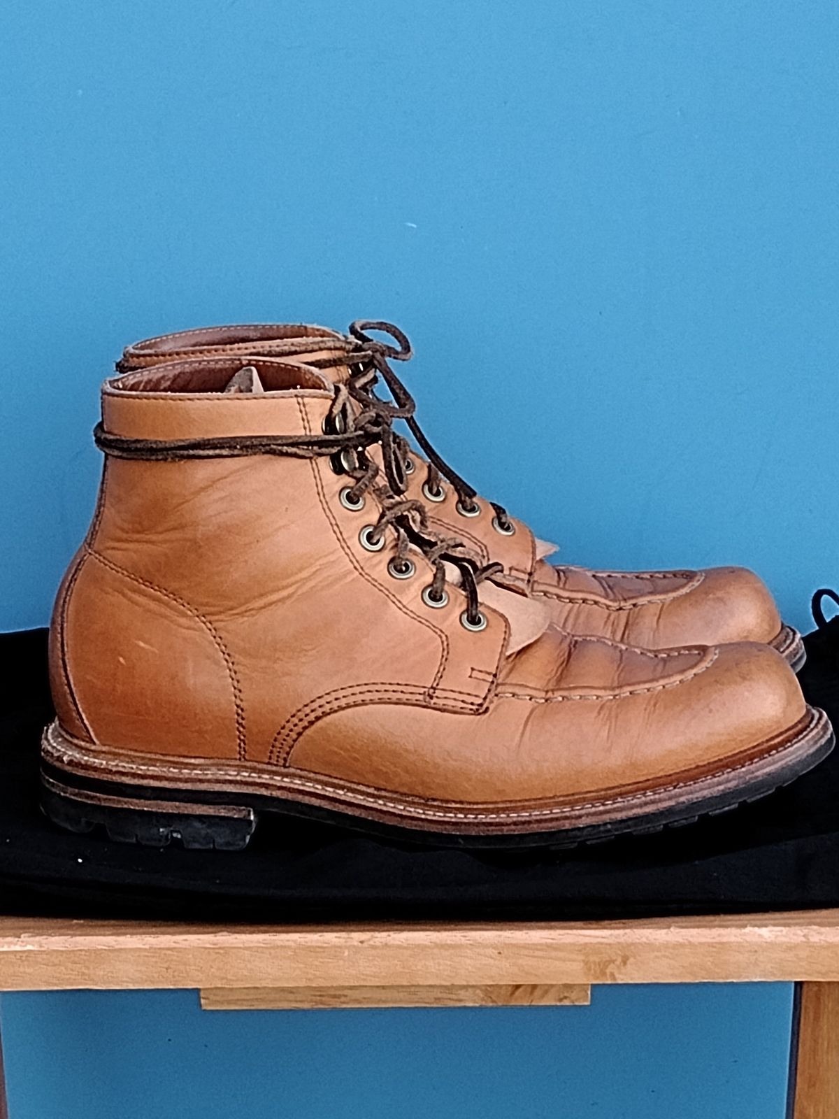 Photo by BenCh0074 on November 1, 2022 of the Grant Stone Brass Boot in Horween Natural Essex.