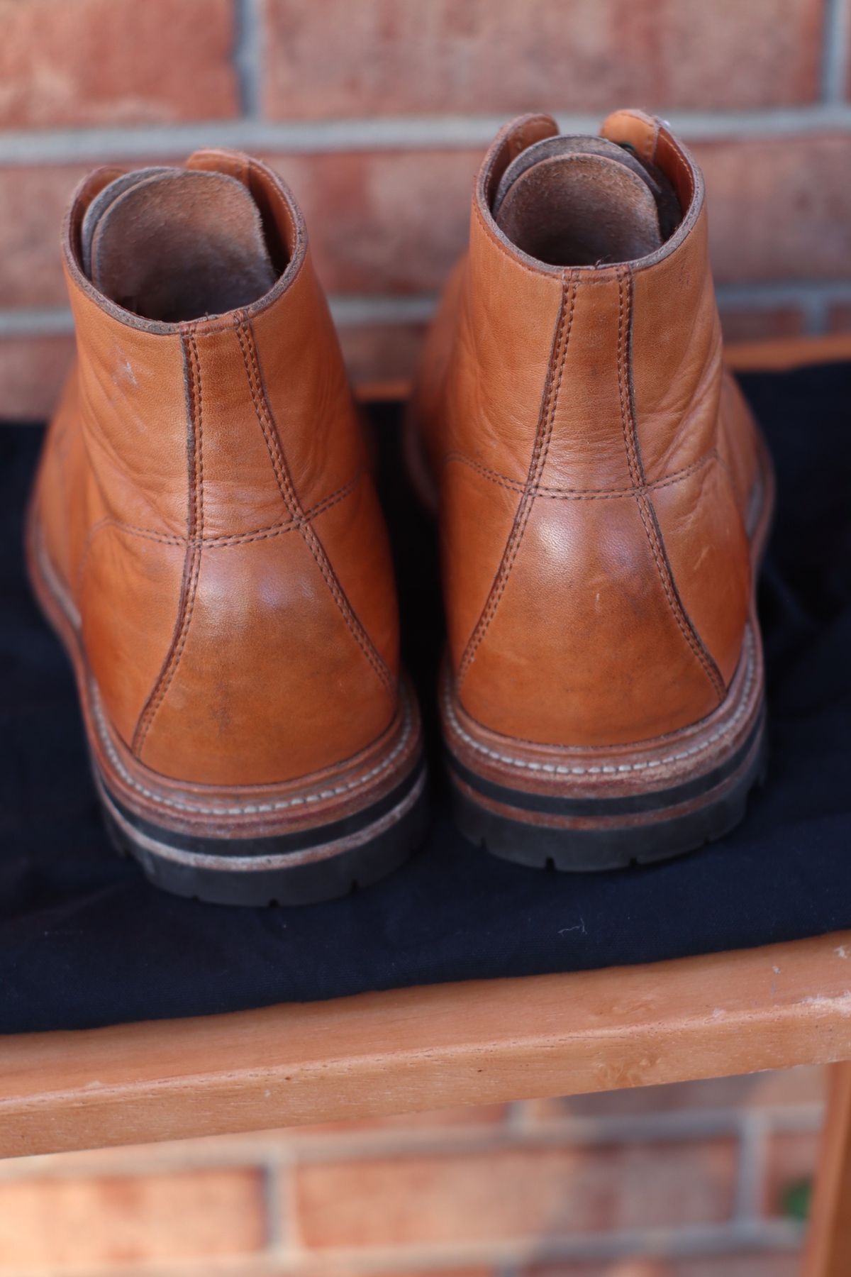 Photo by BenCh0074 on December 1, 2022 of the Grant Stone Brass Boot in Horween Natural Essex.