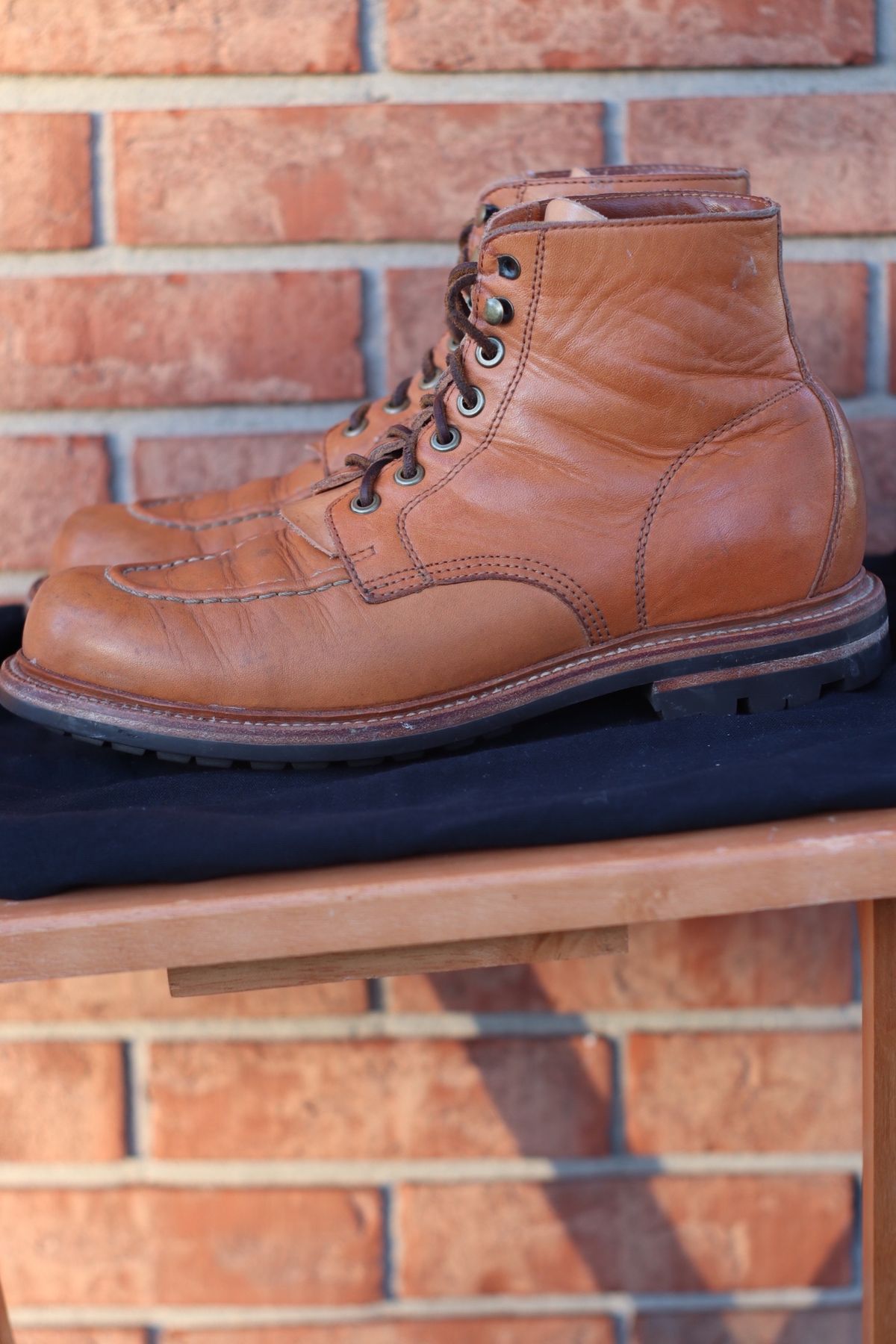Photo by BenCh0074 on December 1, 2022 of the Grant Stone Brass Boot in Horween Natural Essex.