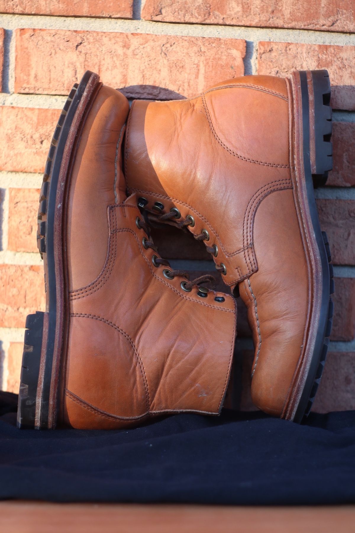 Photo by BenCh0074 on December 1, 2022 of the Grant Stone Brass Boot in Horween Natural Essex.