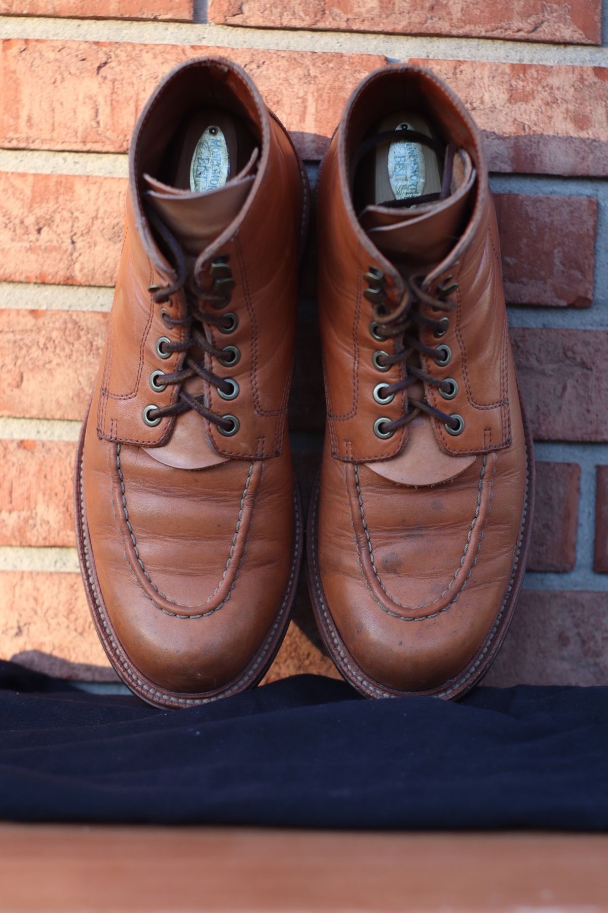 Photo by BenCh0074 on December 1, 2022 of the Grant Stone Brass Boot in Horween Natural Essex.