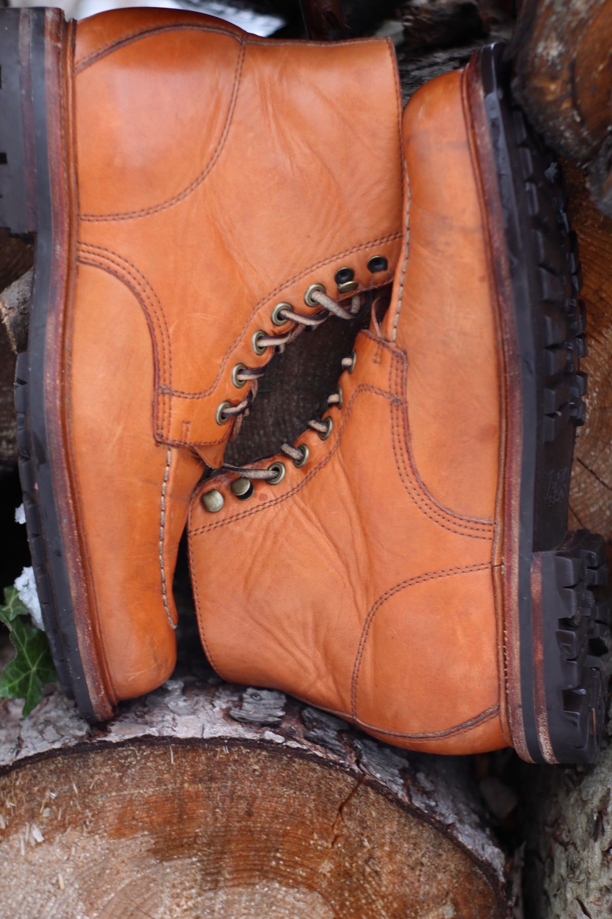 Photo by BenCh0074 on January 1, 2023 of the Grant Stone Brass Boot in Horween Natural Essex.