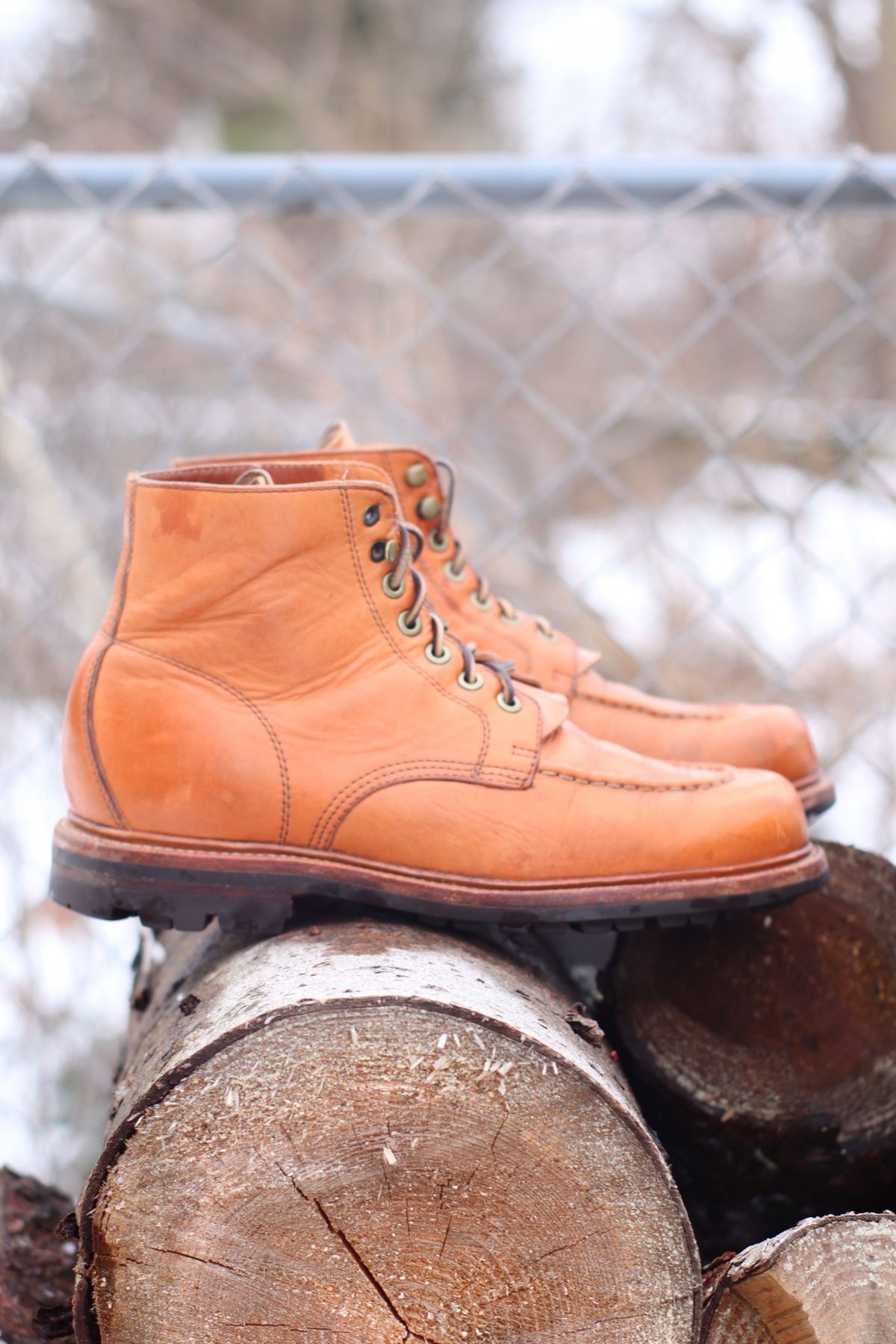 Photo by BenCh0074 on January 1, 2023 of the Grant Stone Brass Boot in Horween Natural Essex.
