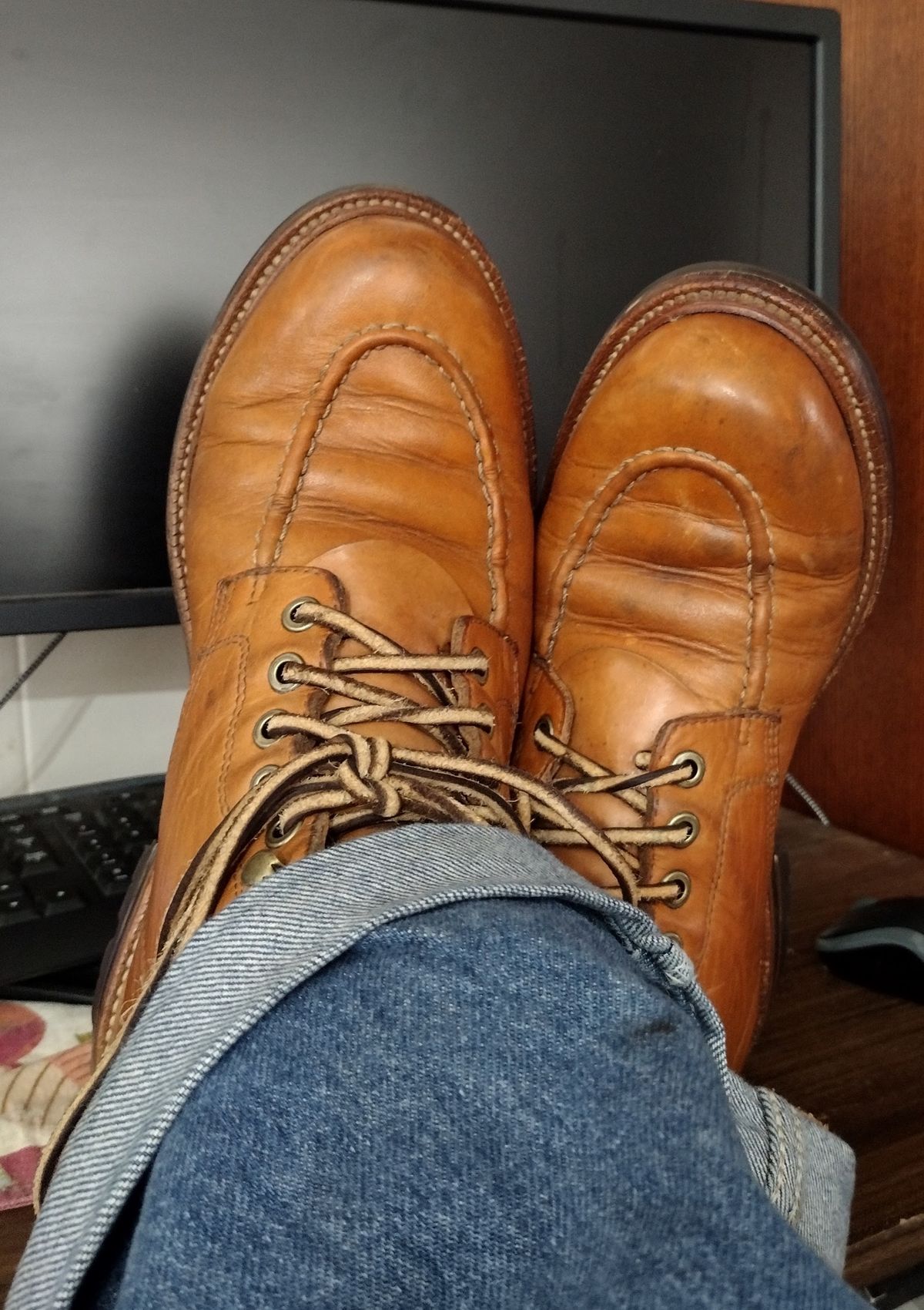 Photo by BenCh0074 on February 1, 2023 of the Grant Stone Brass Boot in Horween Natural Essex.