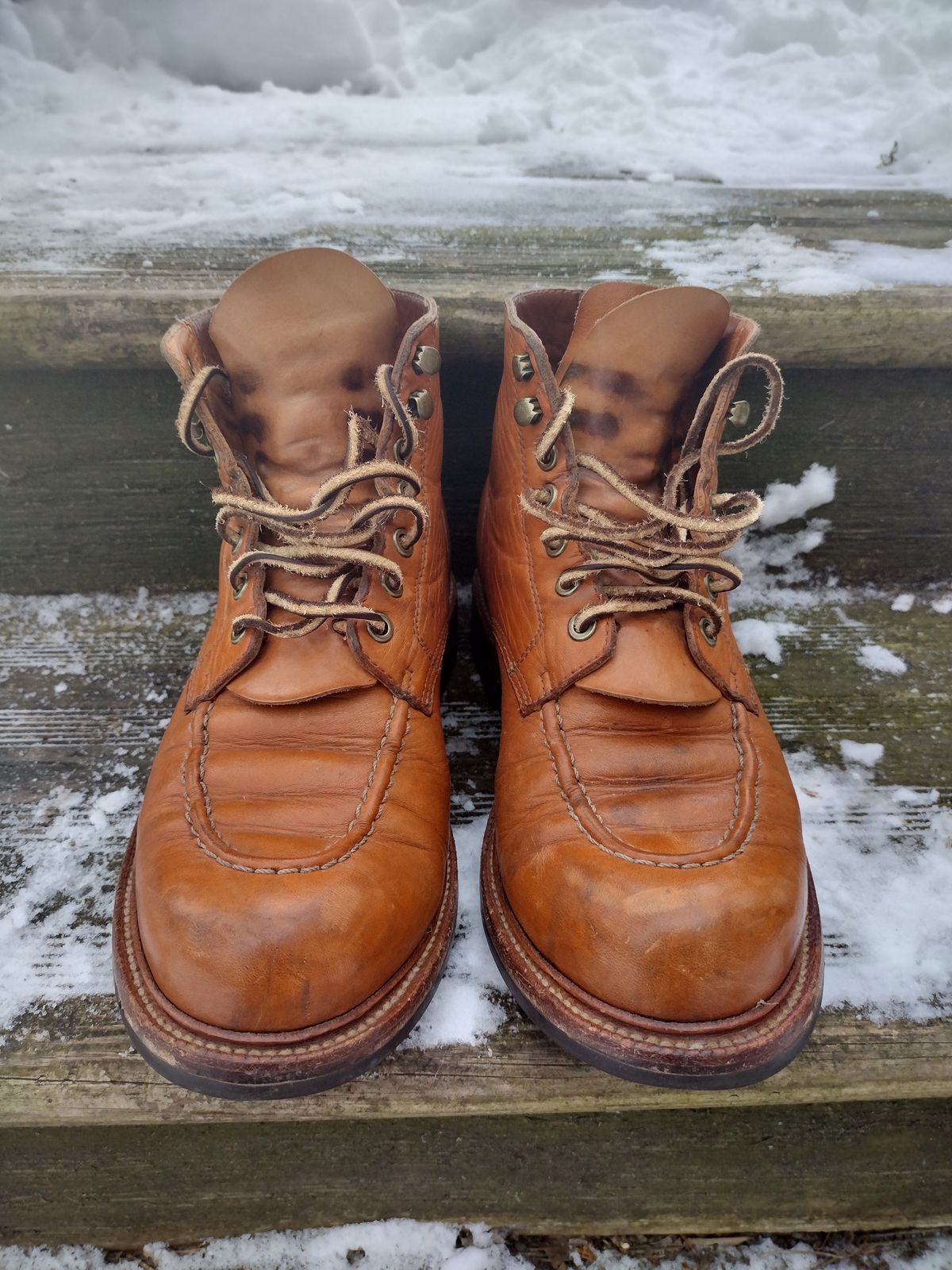 Photo by BenCh0074 on February 1, 2023 of the Grant Stone Brass Boot in Horween Natural Essex.