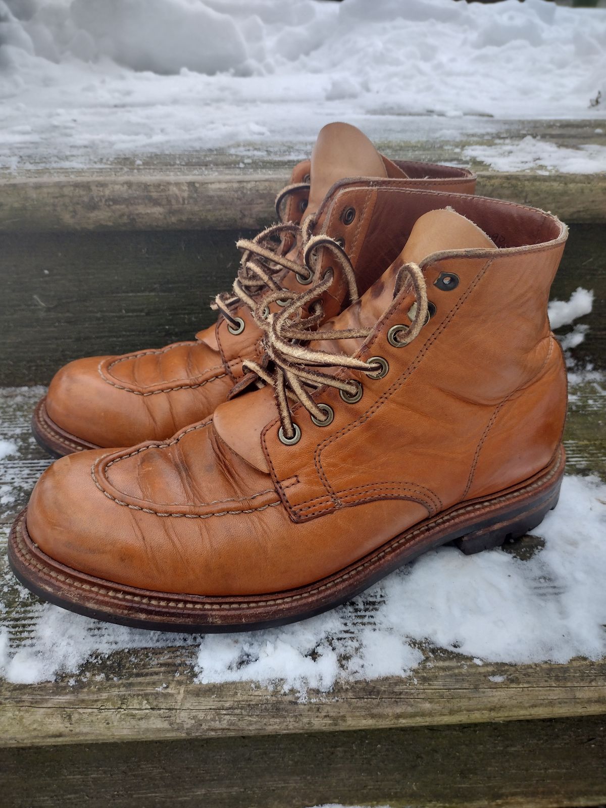 Photo by BenCh0074 on February 1, 2023 of the Grant Stone Brass Boot in Horween Natural Essex.