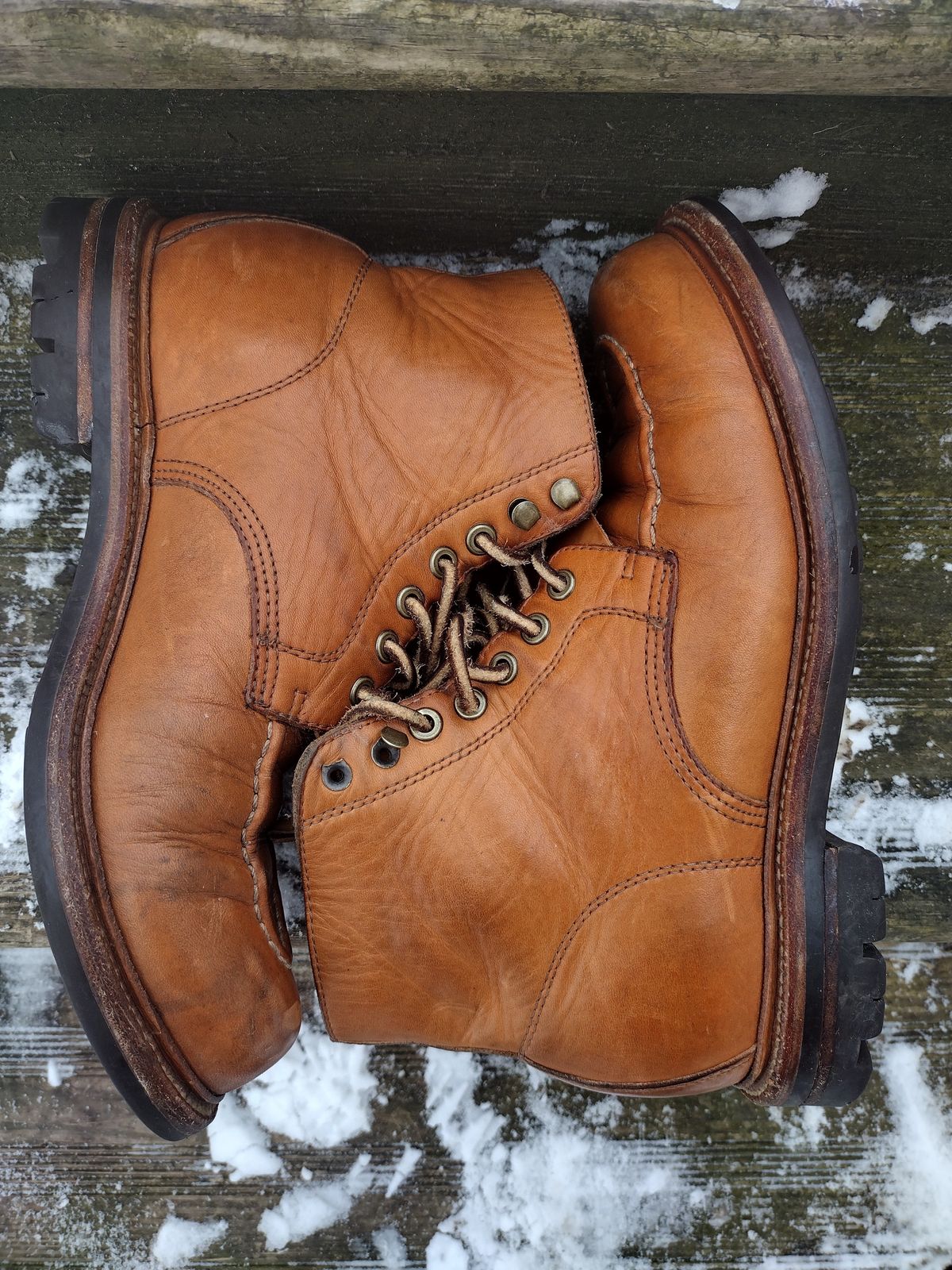 Photo by BenCh0074 on February 1, 2023 of the Grant Stone Brass Boot in Horween Natural Essex.