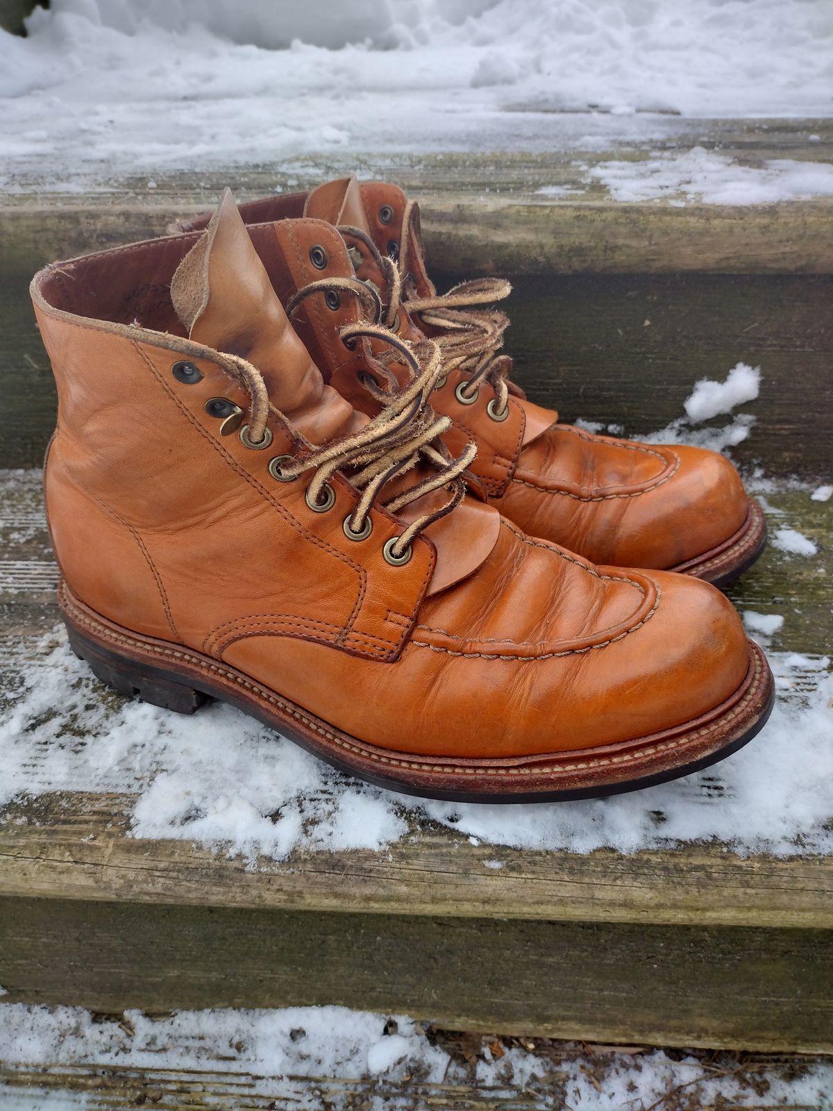 Photo by BenCh0074 on February 1, 2023 of the Grant Stone Brass Boot in Horween Natural Essex.