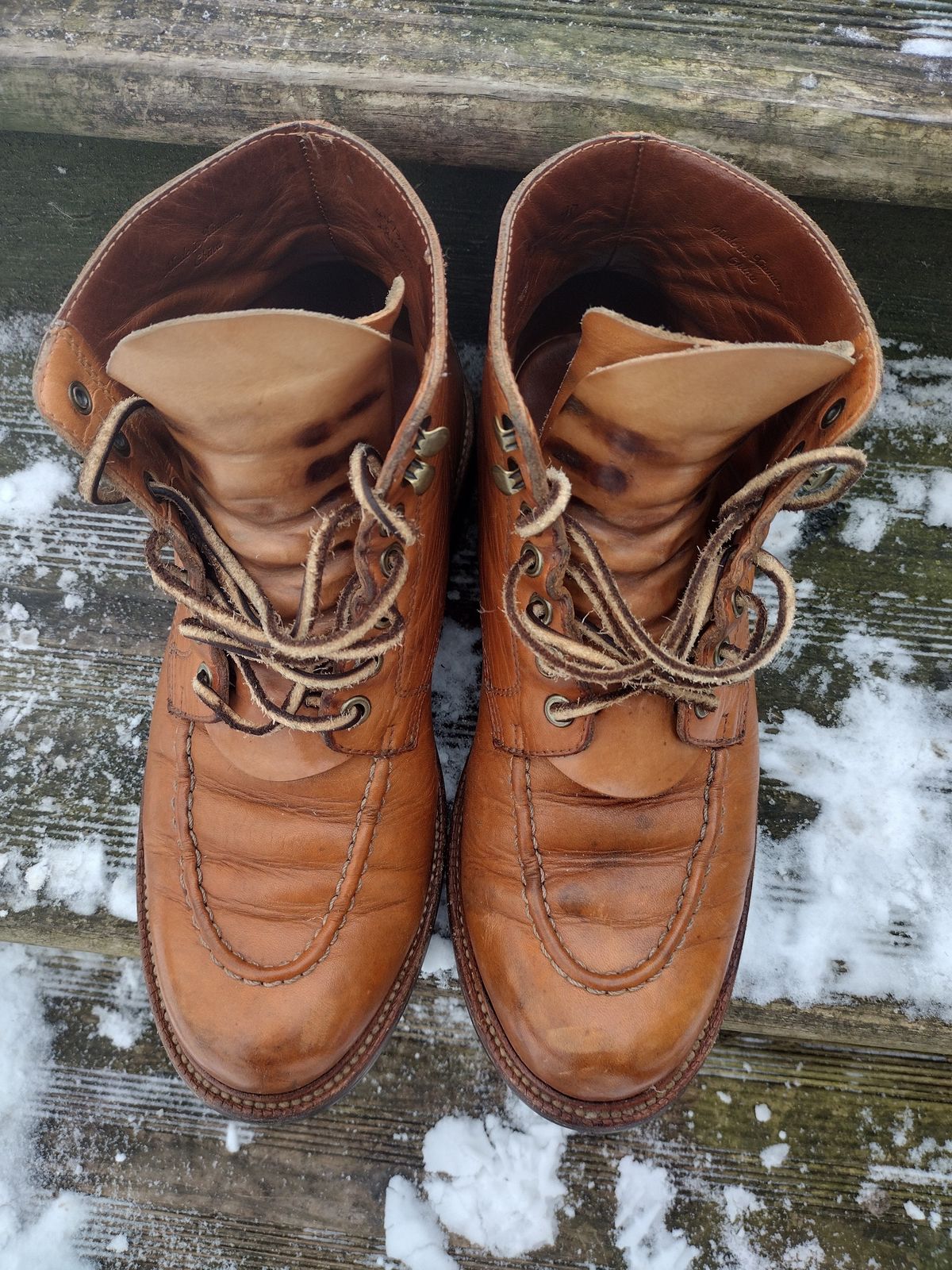 Photo by BenCh0074 on February 1, 2023 of the Grant Stone Brass Boot in Horween Natural Essex.
