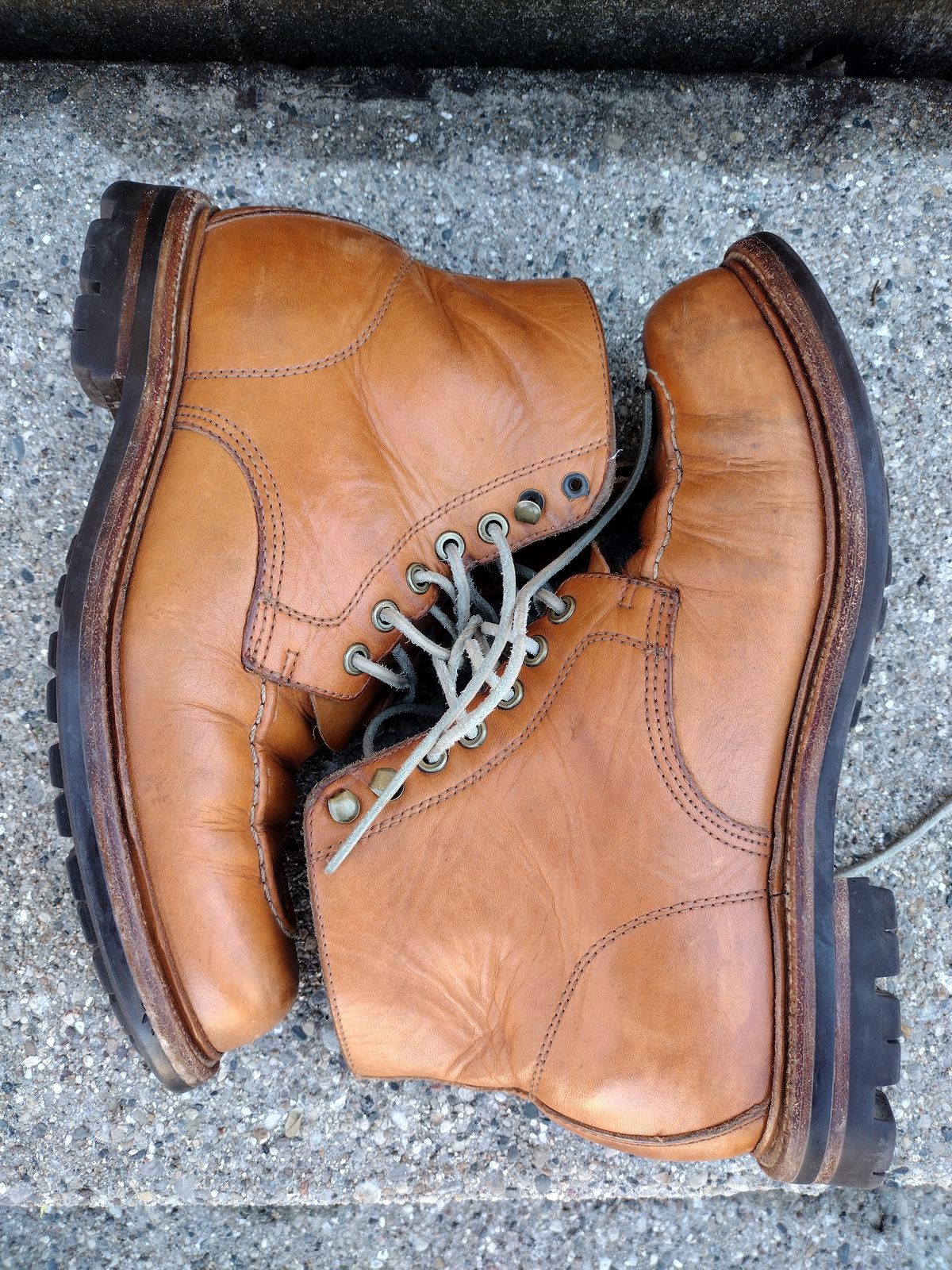 Photo by BenCh0074 on March 1, 2023 of the Grant Stone Brass Boot in Horween Natural Essex.