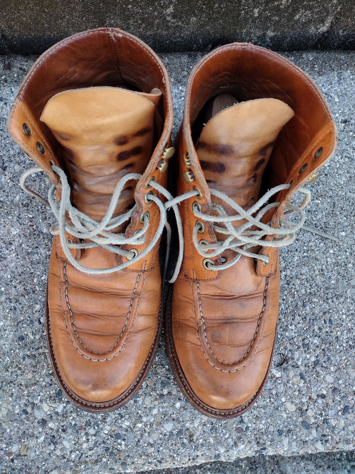 Photo by BenCh0074 on March 1, 2023 of the Grant Stone Brass Boot in Horween Natural Essex.