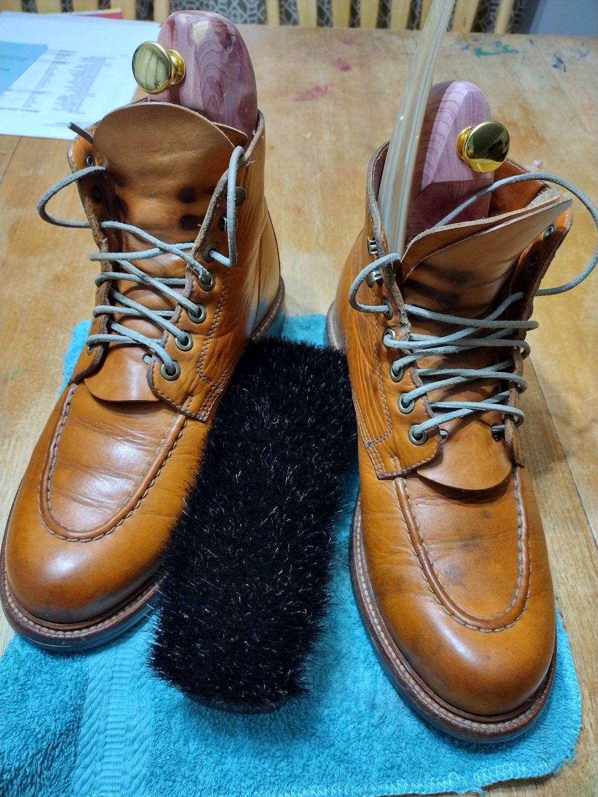 Photo by BenCh0074 on April 1, 2023 of the Grant Stone Brass Boot in Horween Natural Essex.