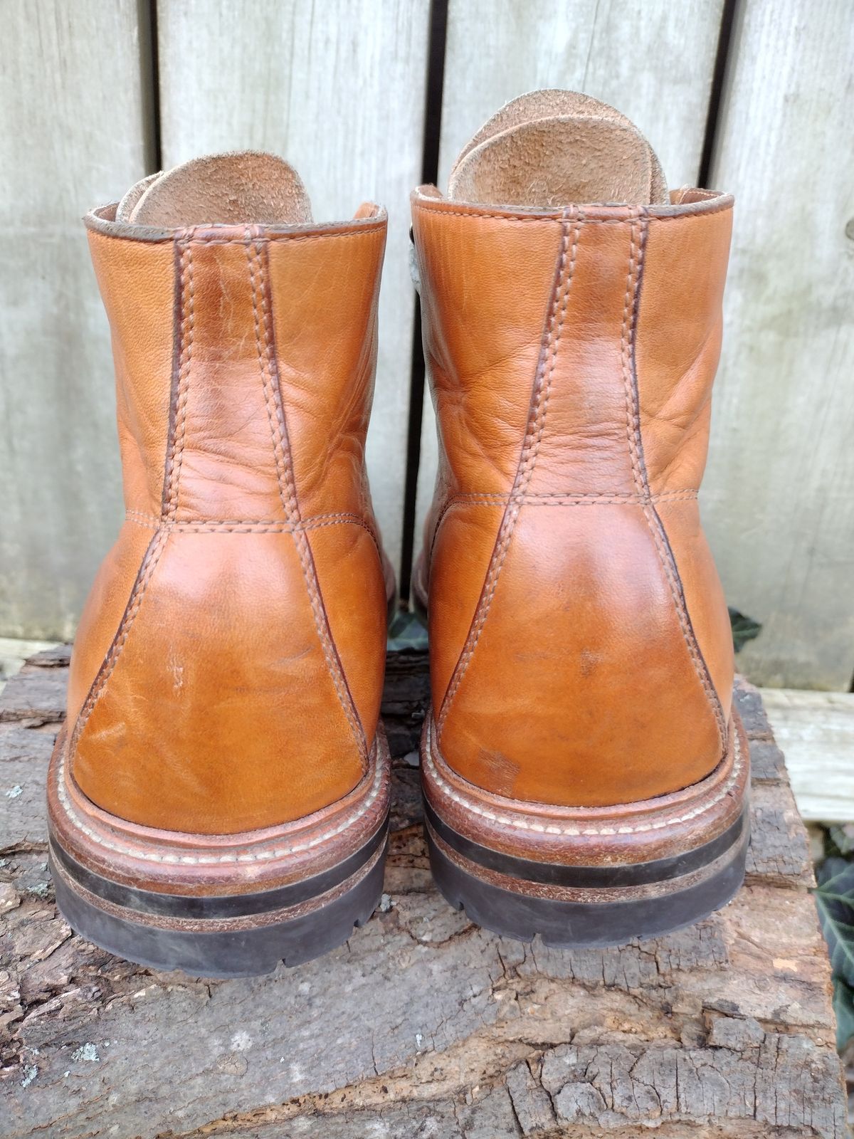 Photo by BenCh0074 on April 1, 2023 of the Grant Stone Brass Boot in Horween Natural Essex.