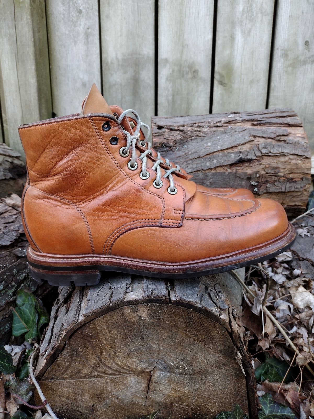 Photo by BenCh0074 on April 1, 2023 of the Grant Stone Brass Boot in Horween Natural Essex.