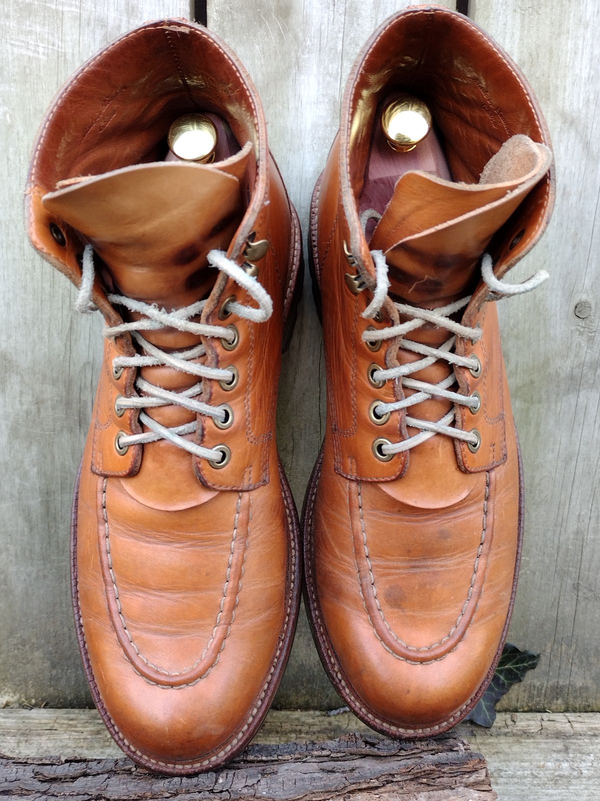 Photo by BenCh0074 on April 1, 2023 of the Grant Stone Brass Boot in Horween Natural Essex.