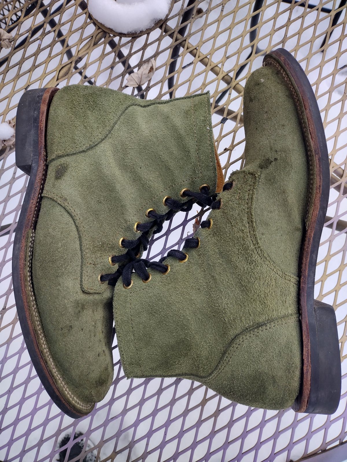 Photo by BenCh0074 on January 2, 2026 of the Oldspeed MFG Service Boot 6” in Law Tannery Avocado Suede.