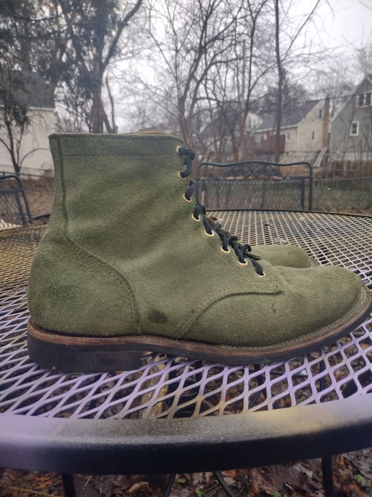 Photo by BenCh0074 on February 18, 2026 of the Oldspeed MFG Service Boot 6” in Law Tannery Avocado Suede.