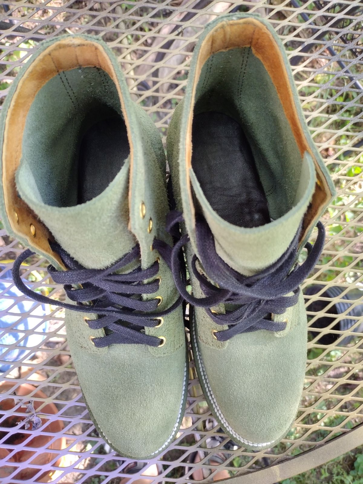 Photo by BenCh0074 on October 1, 2025 of the Oldspeed Service Boot 6” in Law Tannery Avocado Suede.