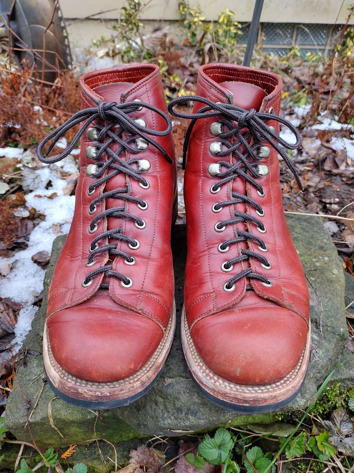 Photo by BenCh0074 on February 1, 2024 of the Unmarked Archie Boots in La Señora Red Horse Glazed Pull-up.