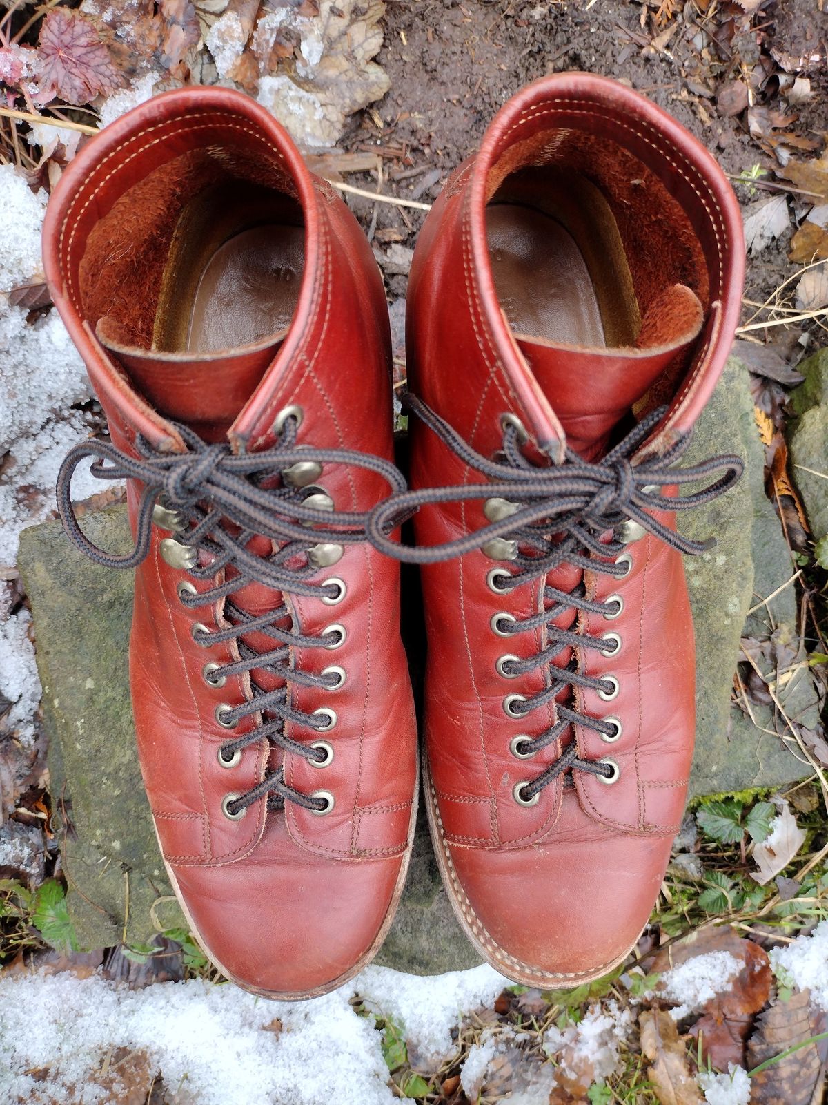 Photo by BenCh0074 on February 1, 2024 of the Unmarked Archie Boots in La Señora Red Horse Glazed Pull-up.