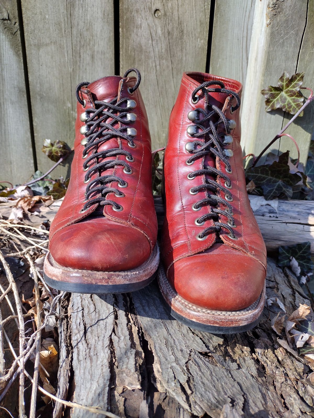 Photo by BenCh0074 on March 1, 2024 of the Unmarked Archie Boots in La Señora Red Horse Glazed Pull-up.