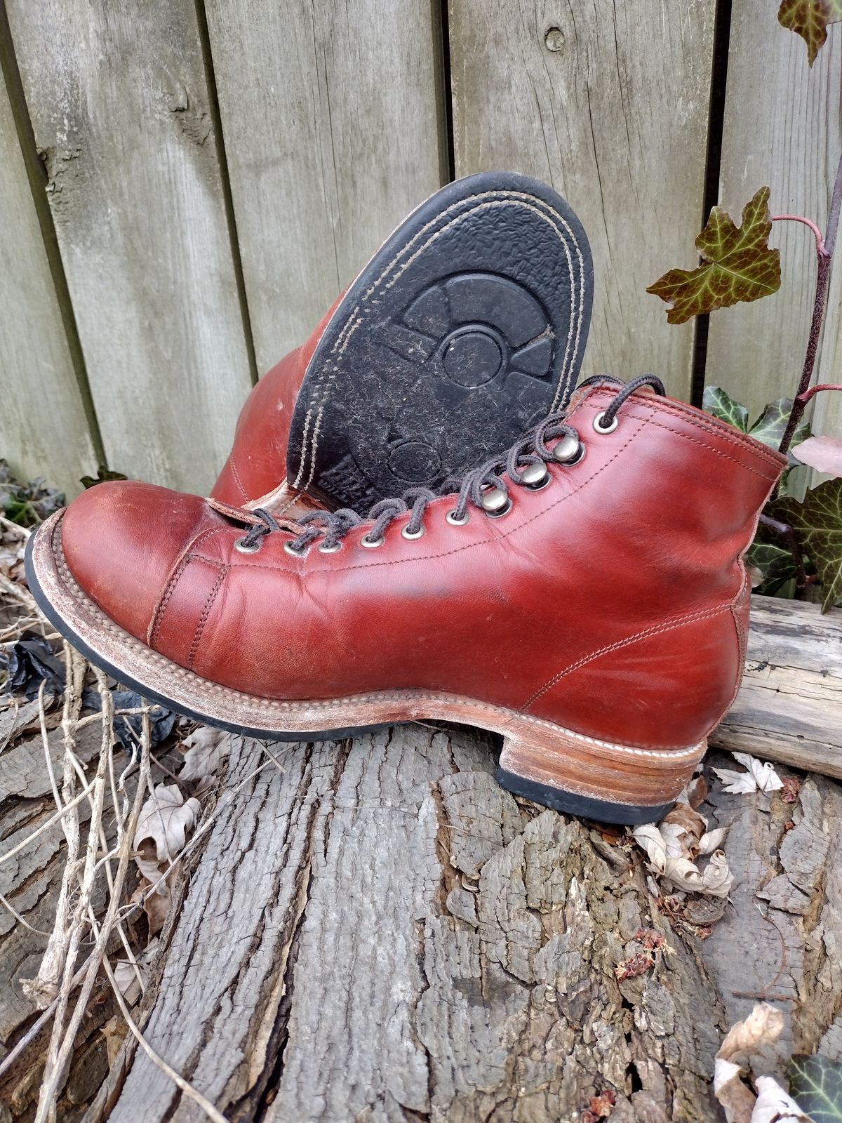 Photo by BenCh0074 on April 1, 2024 of the Unmarked Archie Boots in La Señora Red Horse Glazed Pull-up.