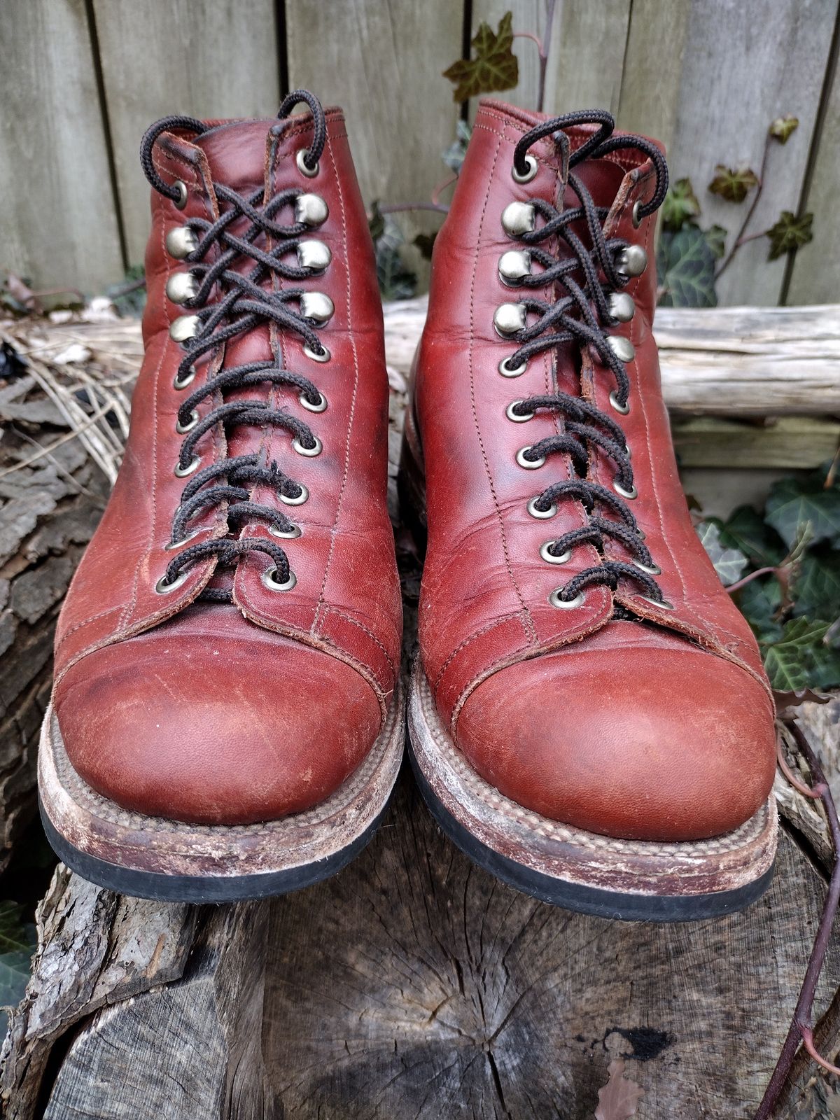 Photo by BenCh0074 on April 1, 2024 of the Unmarked Archie Boots in La Señora Red Horse Glazed Pull-up.
