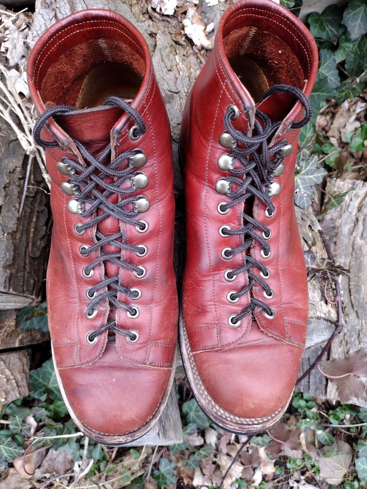 Photo by BenCh0074 on April 1, 2024 of the Unmarked Archie Boots in La Señora Red Horse Glazed Pull-up.