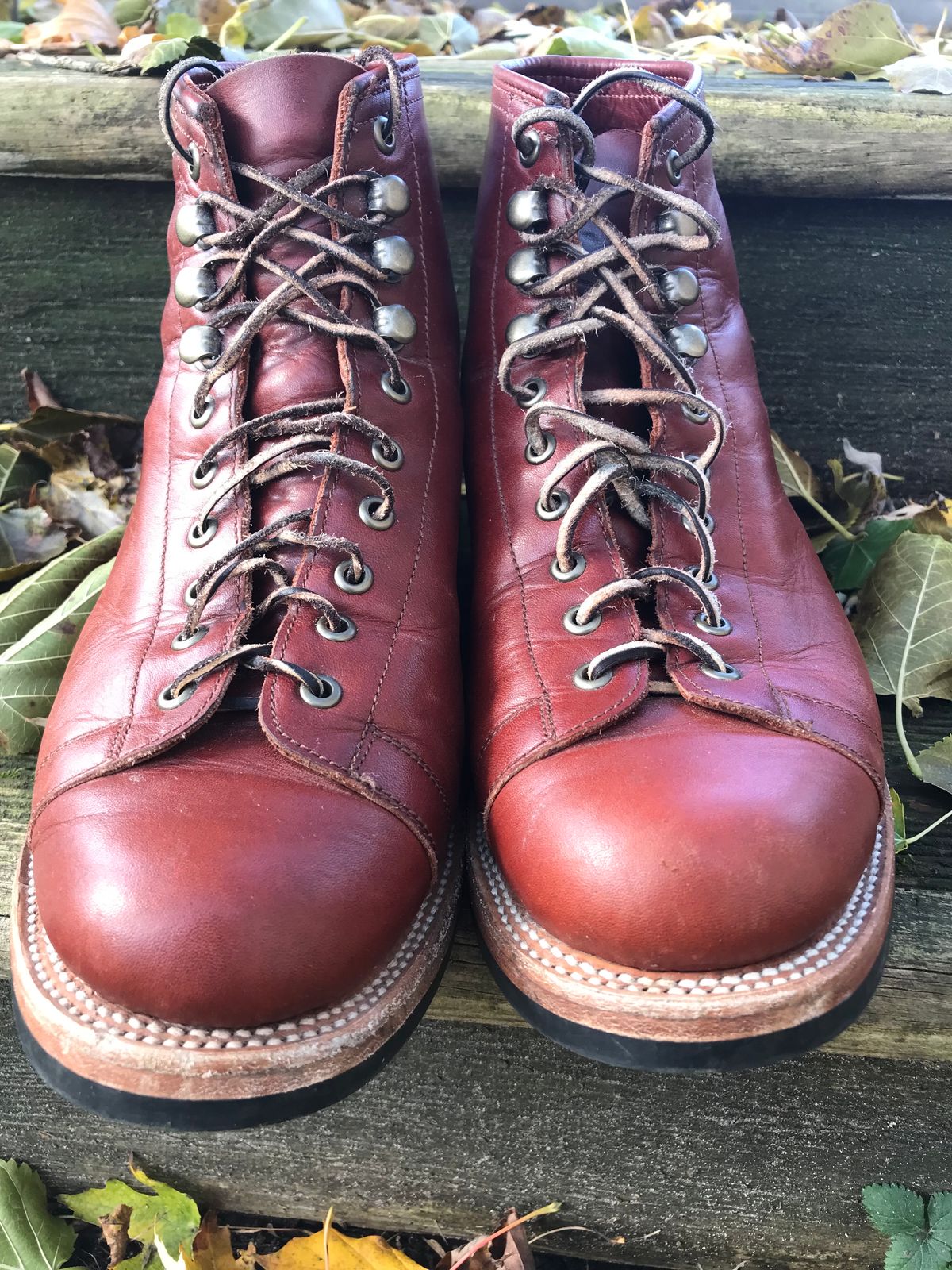 Photo by BenCh0074 on November 2, 2023 of the Unmarked Archie Boots in La Señora Red Horse Glazed Pull-up.