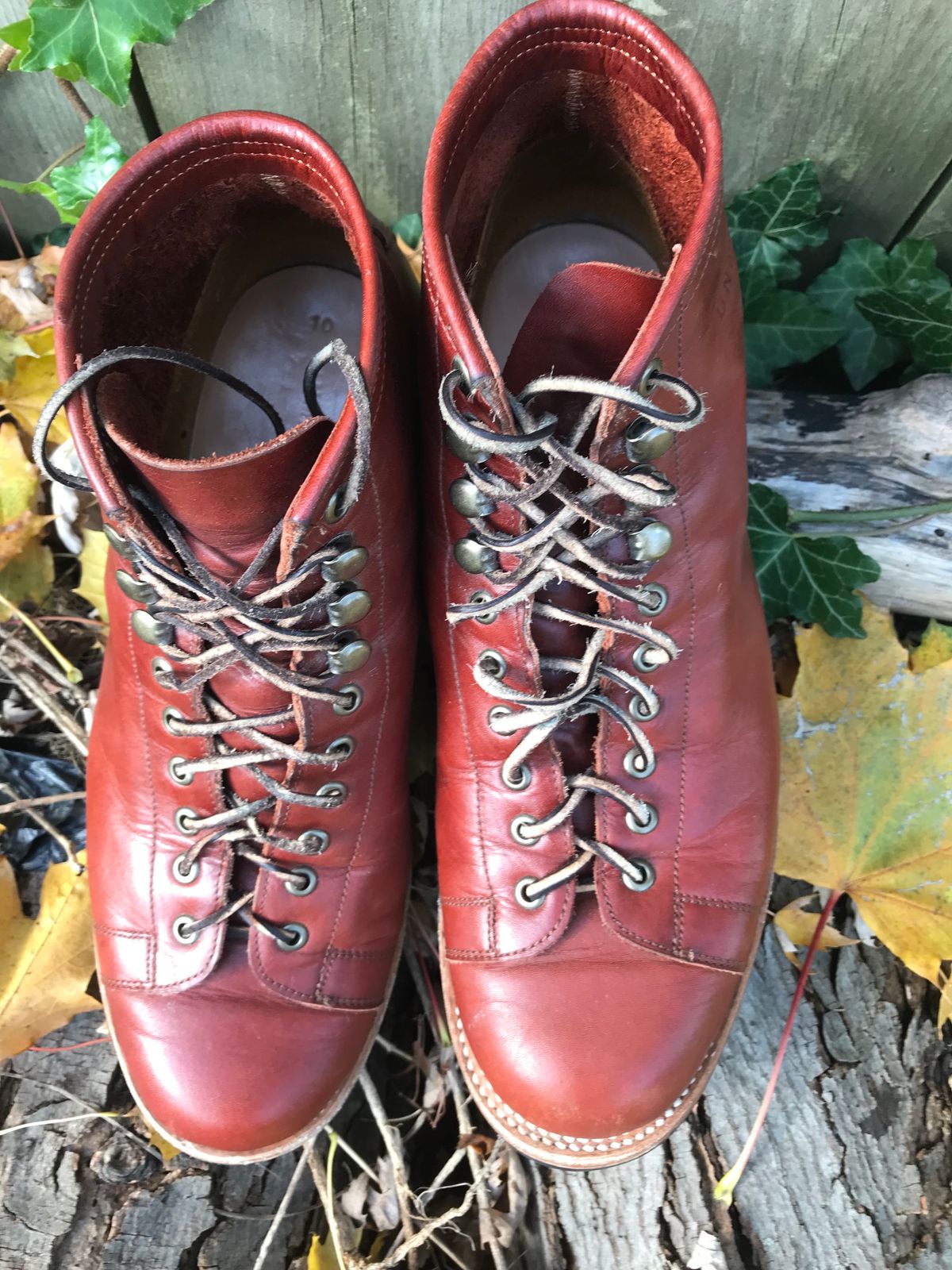 Photo by BenCh0074 on November 2, 2023 of the Unmarked Archie Boots in La Señora Red Horse Glazed Pull-up.
