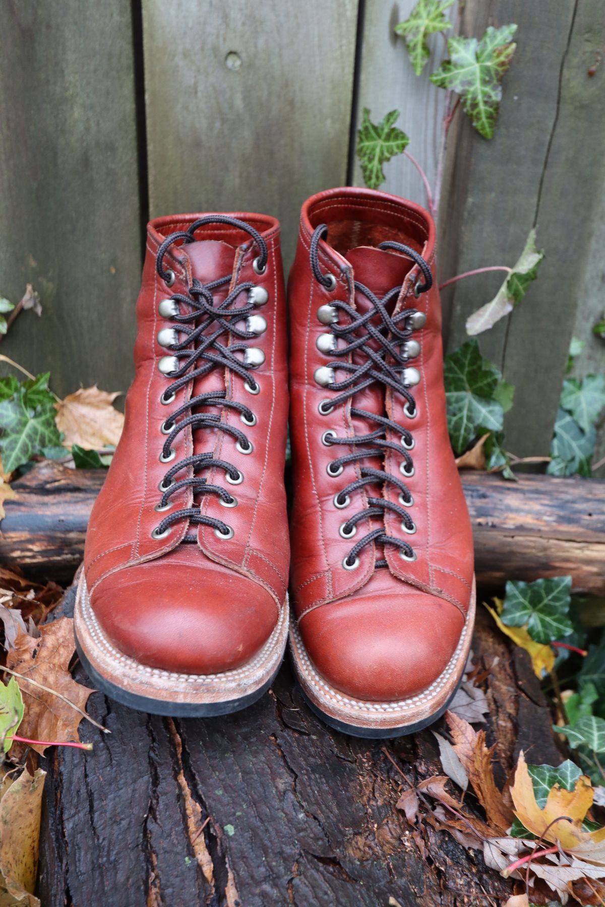 Photo by BenCh0074 on December 2, 2023 of the Unmarked Archie Boots in La Señora Red Horse Glazed Pull-up.