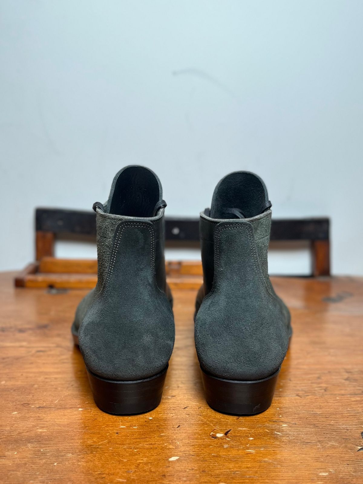 Photo by DesperadoUnderTheEaves on October 3, 2025 of the NF Bootmaker Belmont Boot in Horween Ink Essex & Horween Tumbled Black Latigo & Horween Reverse Ink Essex & Horween Reverse Tumbled Black Latigo.