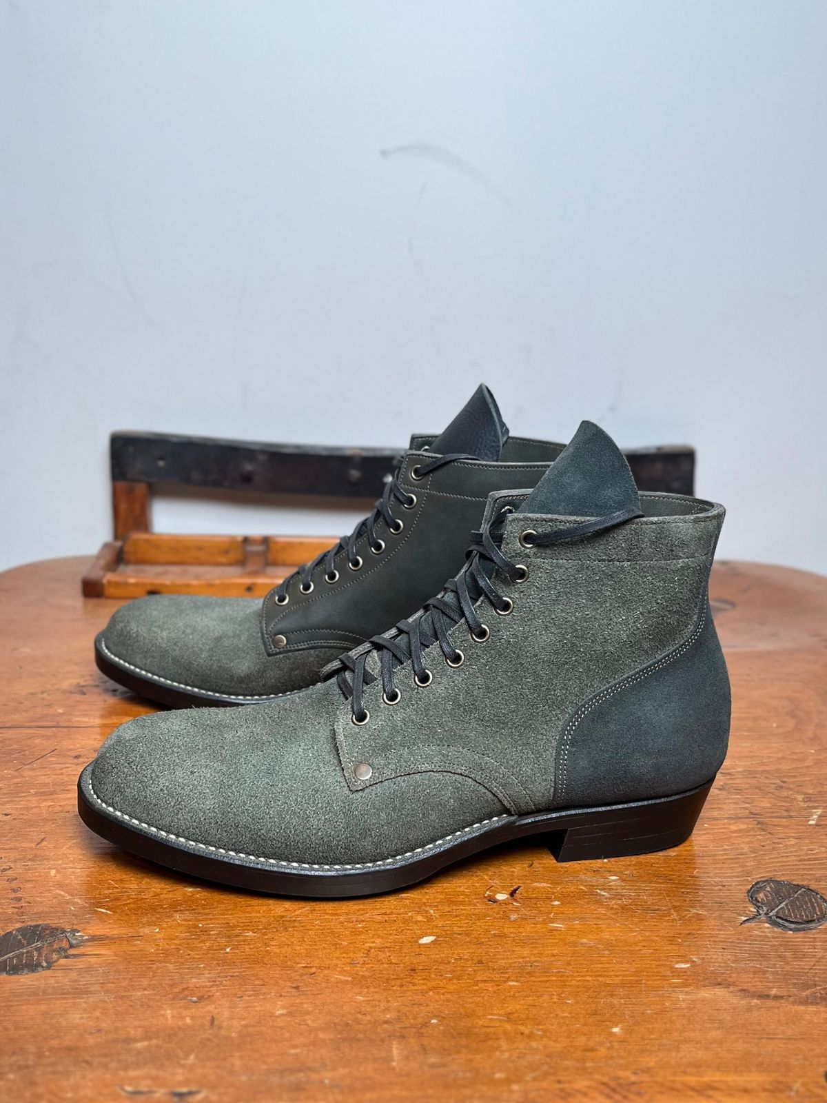 Photo by DesperadoUnderTheEaves on October 3, 2025 of the NF Bootmaker Belmont Boot in Horween Ink Essex & Horween Tumbled Black Latigo & Horween Reverse Ink Essex & Horween Reverse Tumbled Black Latigo.