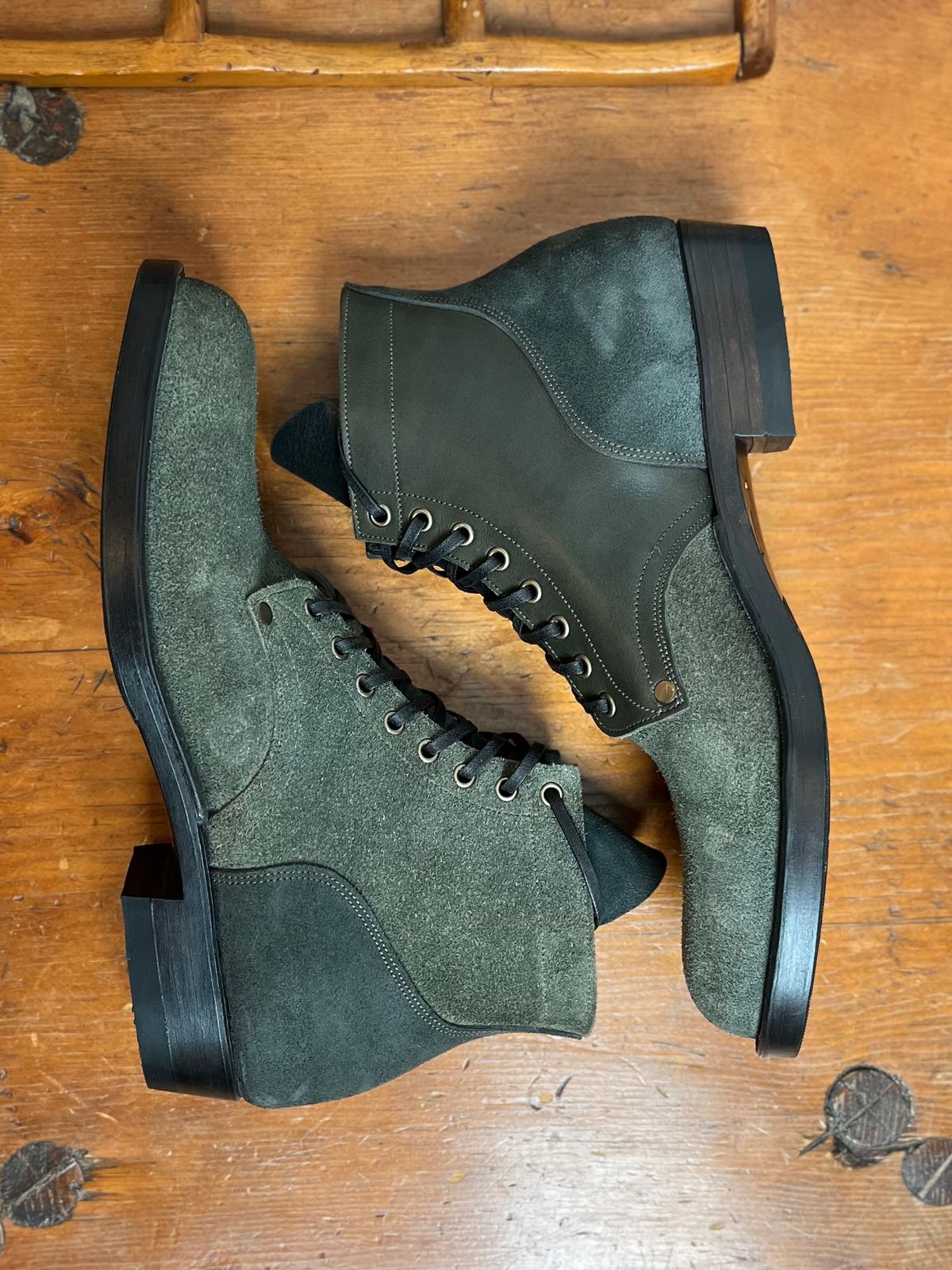 Photo by DesperadoUnderTheEaves on October 3, 2025 of the NF Bootmaker Belmont Boot in Horween Ink Essex & Horween Tumbled Black Latigo & Horween Reverse Ink Essex & Horween Reverse Tumbled Black Latigo.