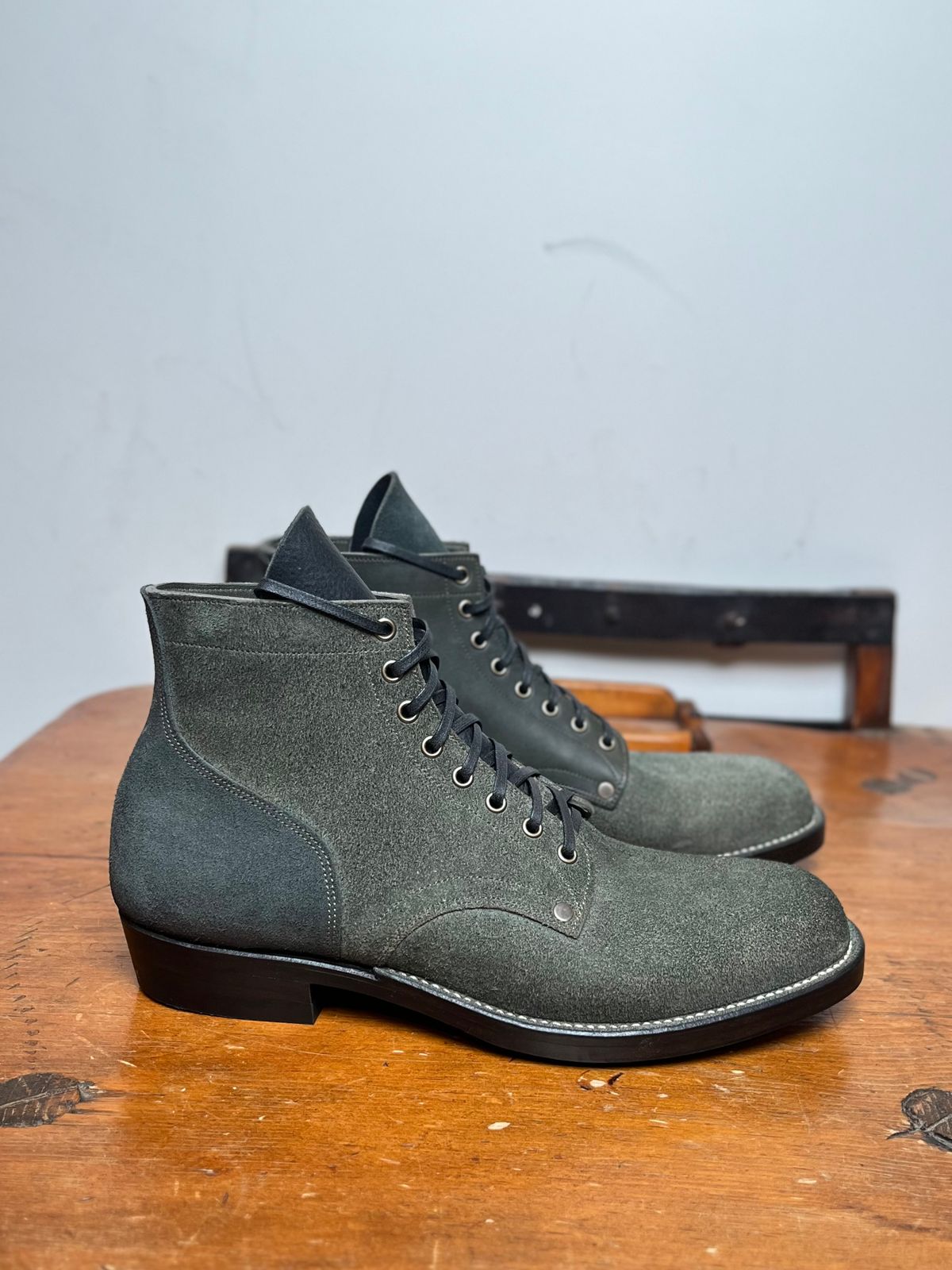 Photo by DesperadoUnderTheEaves on October 3, 2025 of the NF Bootmaker Belmont Boot in Horween Ink Essex & Horween Tumbled Black Latigo & Horween Reverse Ink Essex & Horween Reverse Tumbled Black Latigo.