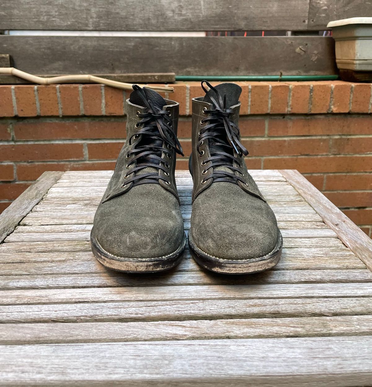 Photo by DesperadoUnderTheEaves on December 4, 2025 of the NF Bootmaker Belmont Boot in Horween Ink Essex & Horween Tumbled Black Latigo & Horween Reverse Ink Essex & Horween Reverse Tumbled Black Latigo.