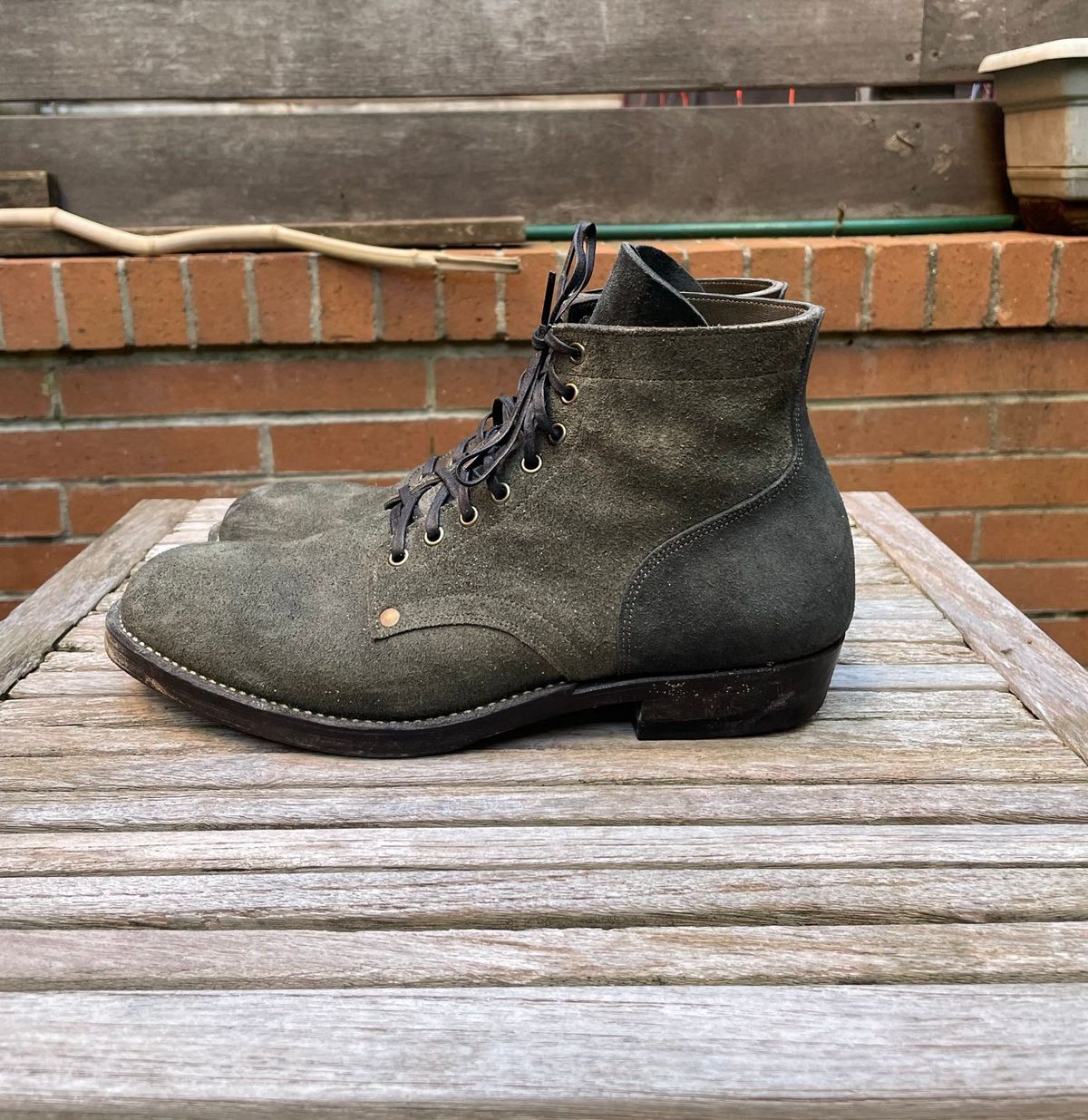 Photo by DesperadoUnderTheEaves on December 4, 2025 of the NF Bootmaker Belmont Boot in Horween Ink Essex & Horween Tumbled Black Latigo & Horween Reverse Ink Essex & Horween Reverse Tumbled Black Latigo.