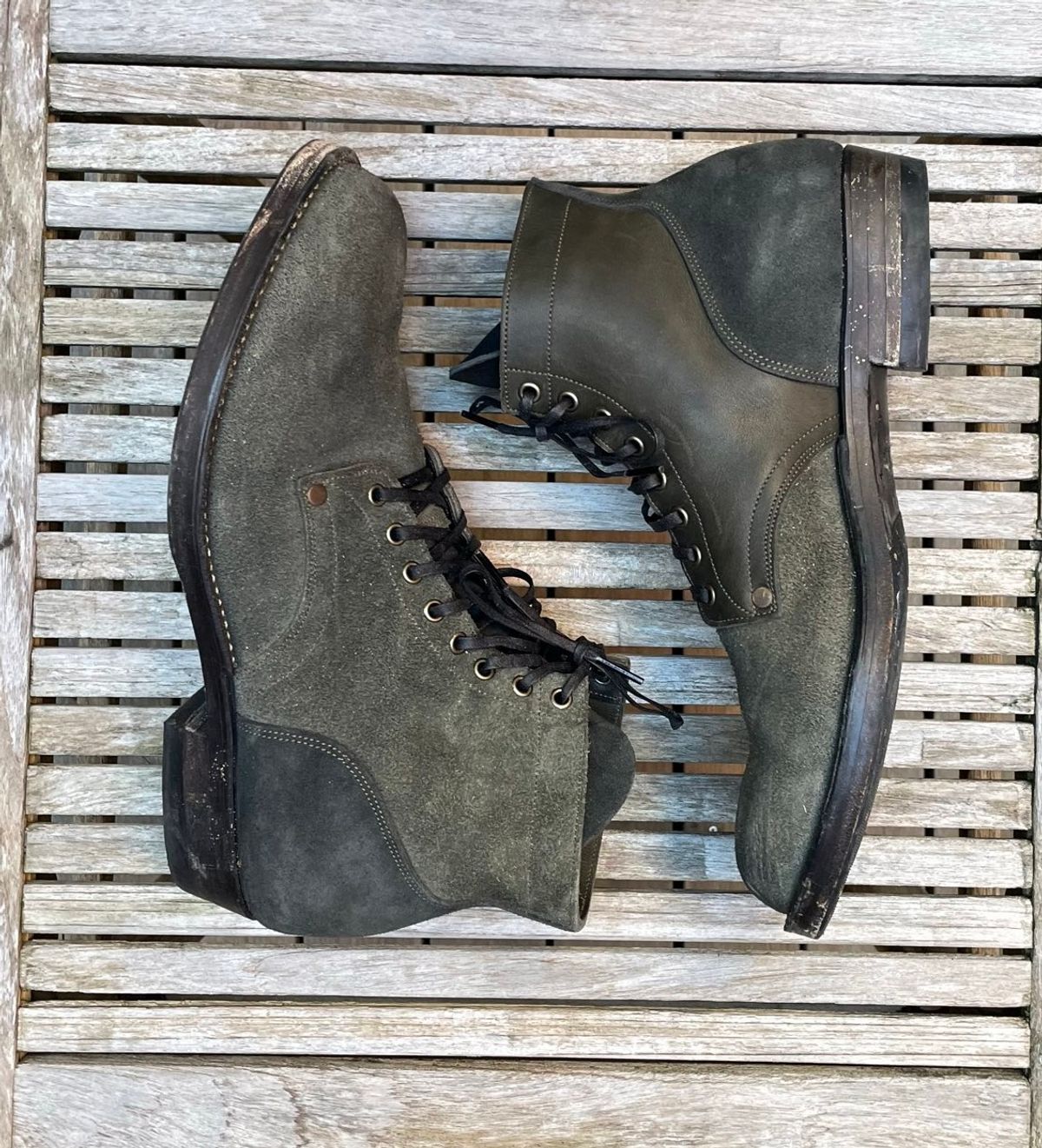 Photo by DesperadoUnderTheEaves on December 4, 2025 of the NF Bootmaker Belmont Boot in Horween Ink Essex & Horween Tumbled Black Latigo & Horween Reverse Ink Essex & Horween Reverse Tumbled Black Latigo.