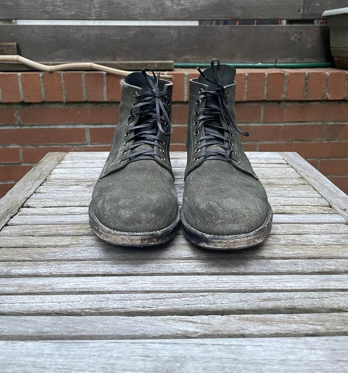 Photo by DesperadoUnderTheEaves on January 3, 2026 of the NF Bootmaker Belmont Boot in Horween Ink Essex & Horween Tumbled Black Latigo & Horween Reverse Ink Essex & Horween Reverse Tumbled Black Latigo.