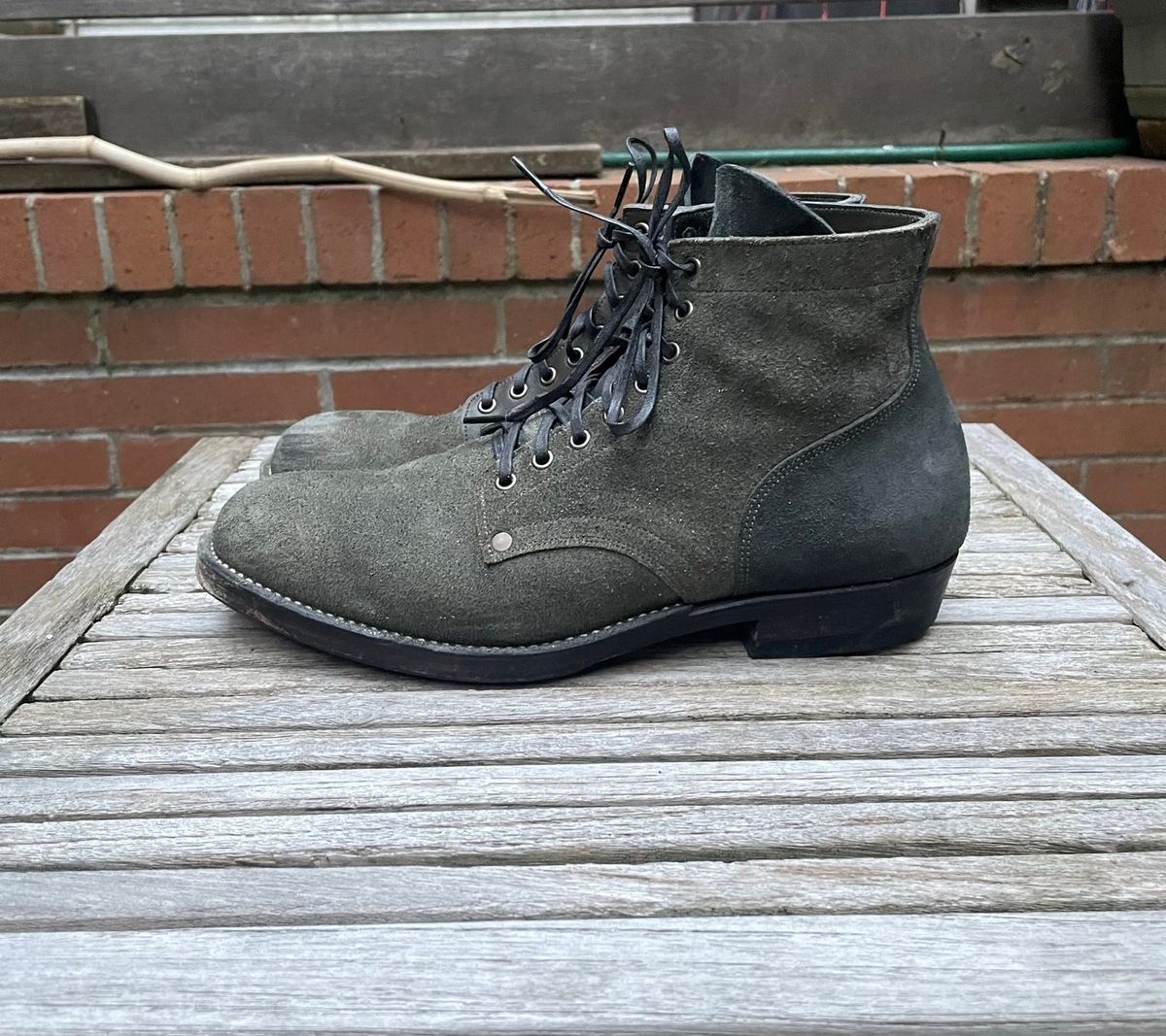 Photo by DesperadoUnderTheEaves on January 3, 2026 of the NF Bootmaker Belmont Boot in Horween Ink Essex & Horween Tumbled Black Latigo & Horween Reverse Ink Essex & Horween Reverse Tumbled Black Latigo.