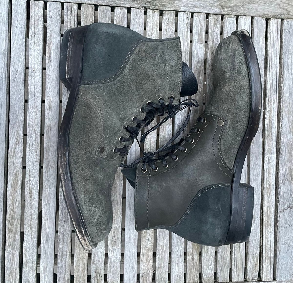 Photo by DesperadoUnderTheEaves on January 3, 2026 of the NF Bootmaker Belmont Boot in Horween Ink Essex & Horween Tumbled Black Latigo & Horween Reverse Ink Essex & Horween Reverse Tumbled Black Latigo.