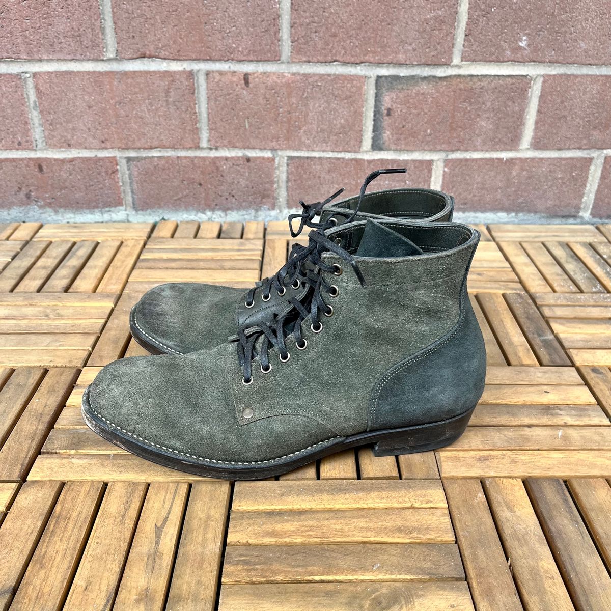 Photo by DesperadoUnderTheEaves on February 3, 2026 of the NF Bootmaker Belmont Boot in Horween Ink Essex & Horween Tumbled Black Latigo & Horween Reverse Ink Essex & Horween Reverse Tumbled Black Latigo.