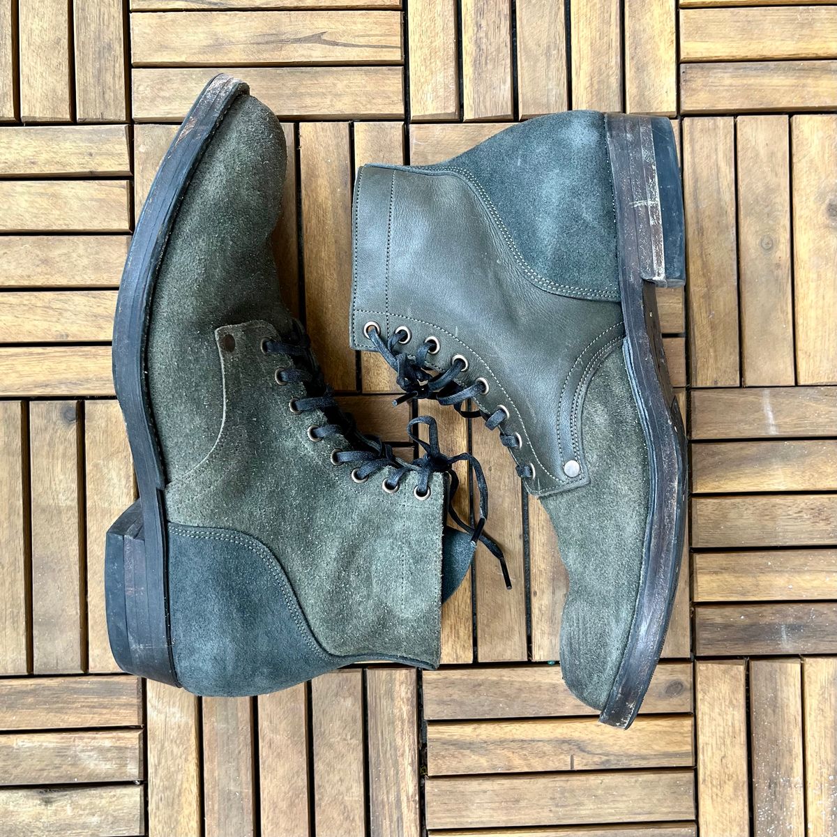 Photo by DesperadoUnderTheEaves on February 3, 2026 of the NF Bootmaker Belmont Boot in Horween Ink Essex & Horween Tumbled Black Latigo & Horween Reverse Ink Essex & Horween Reverse Tumbled Black Latigo.